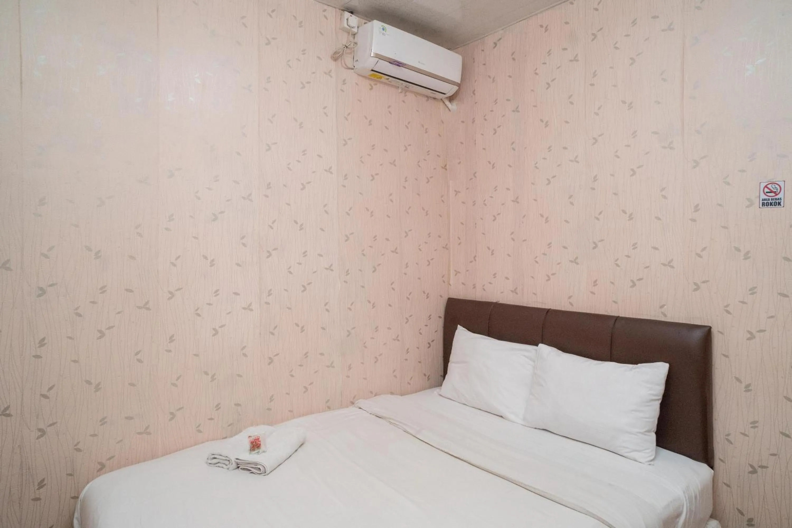 Bed in RedDoorz @ Tanjung Sari Surabaya