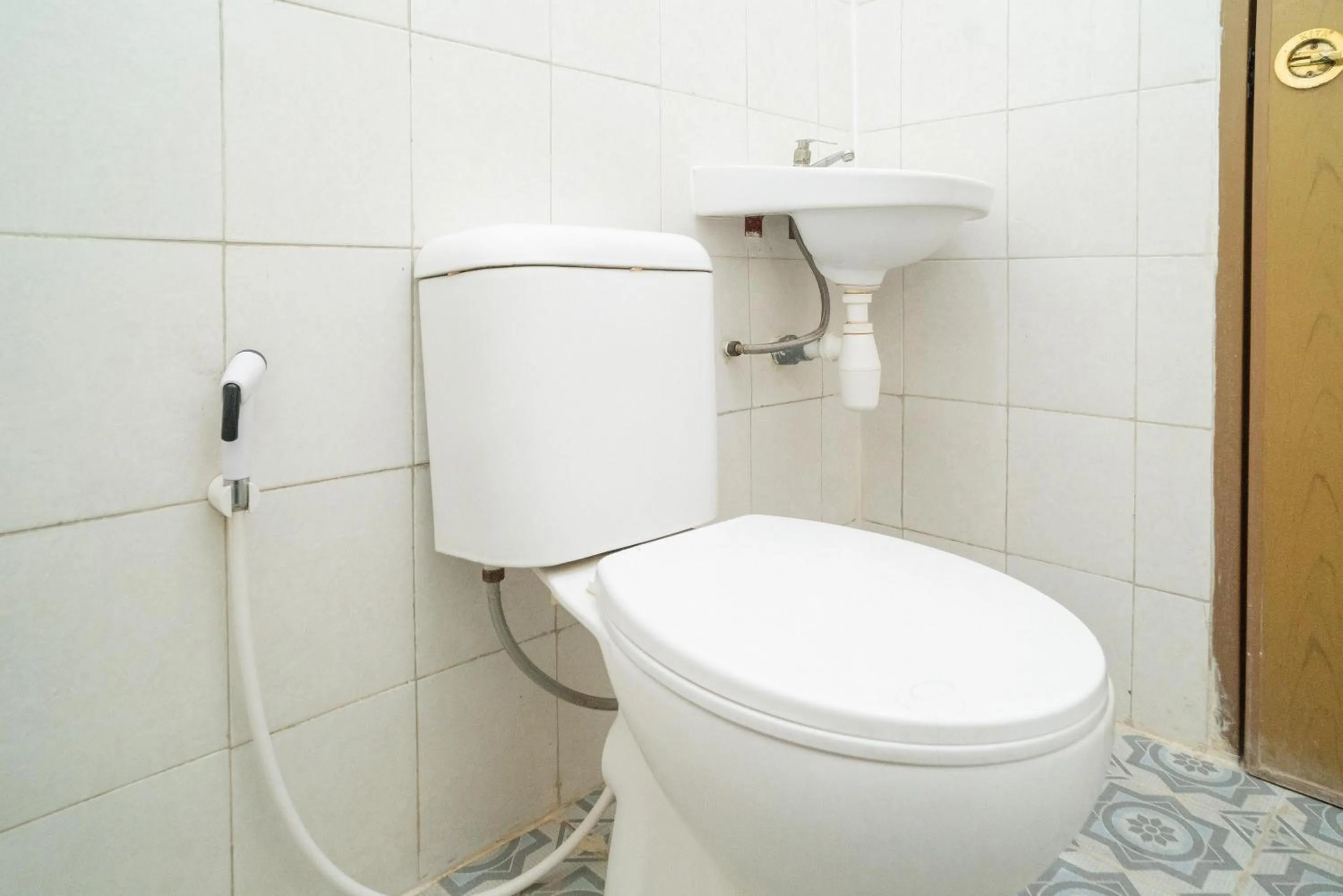 Toilet in RedDoorz @ Tanjung Sari Surabaya