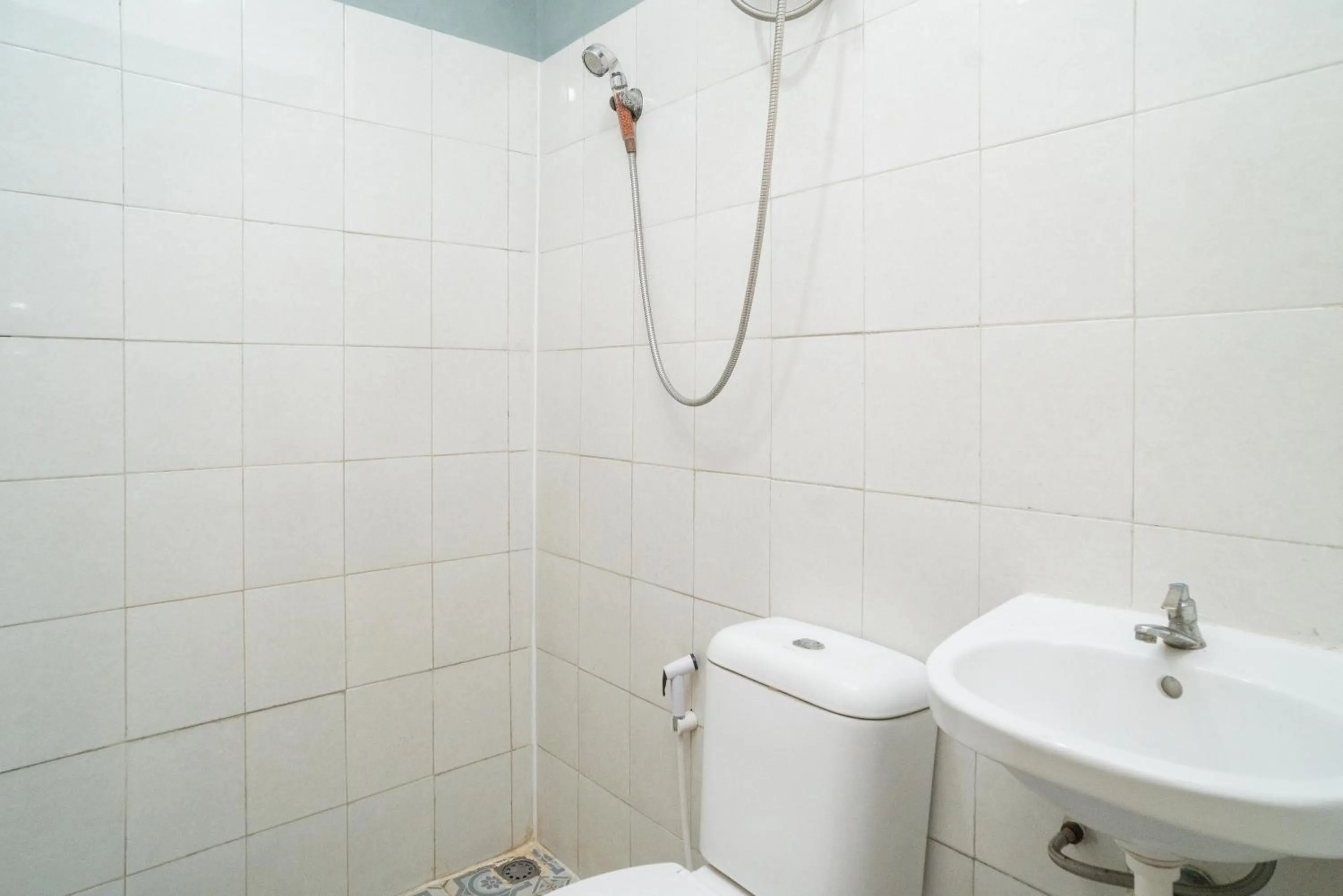 Shower in RedDoorz @ Tanjung Sari Surabaya