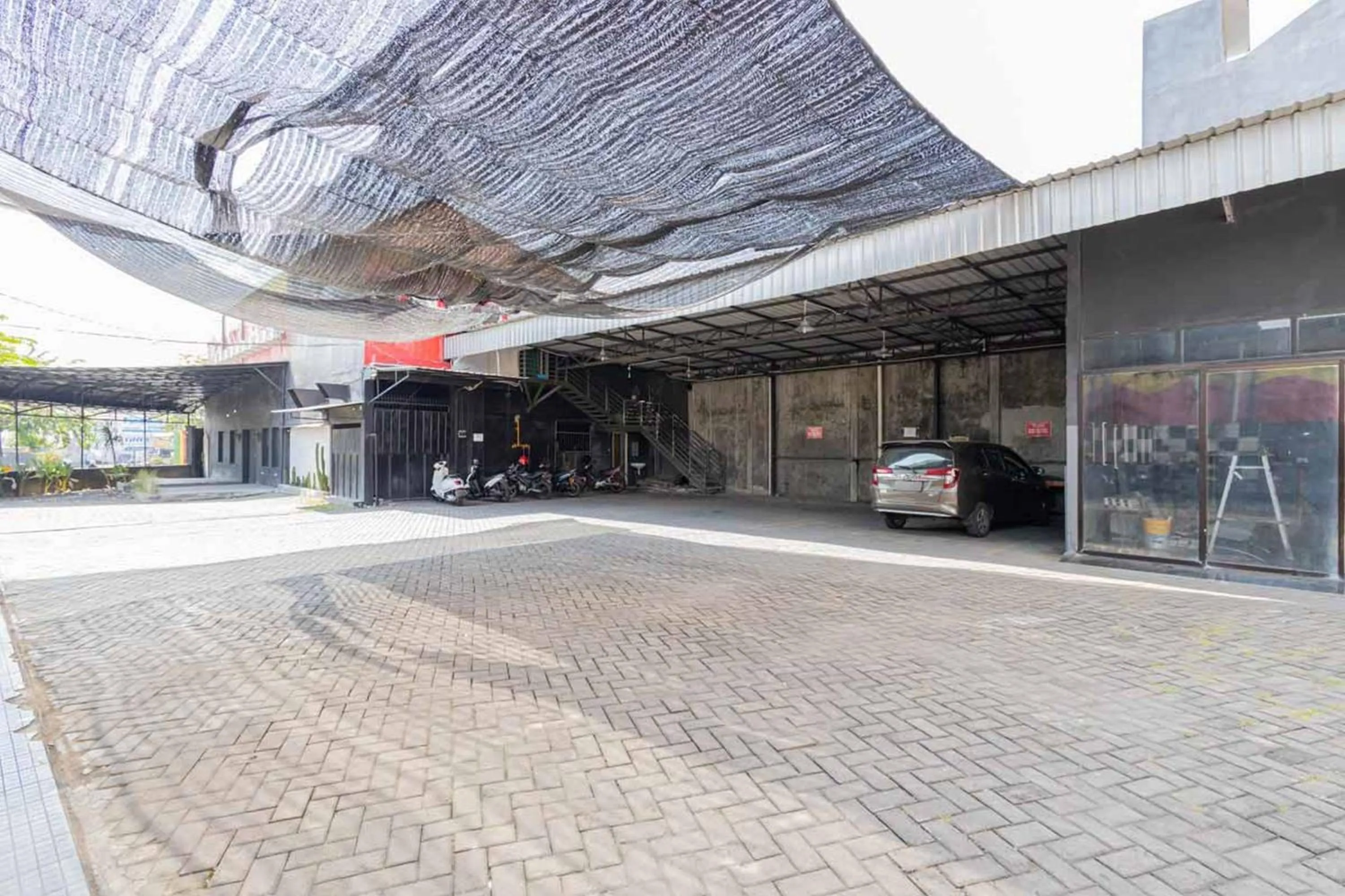 Parking in RedDoorz @ Tanjung Sari Surabaya