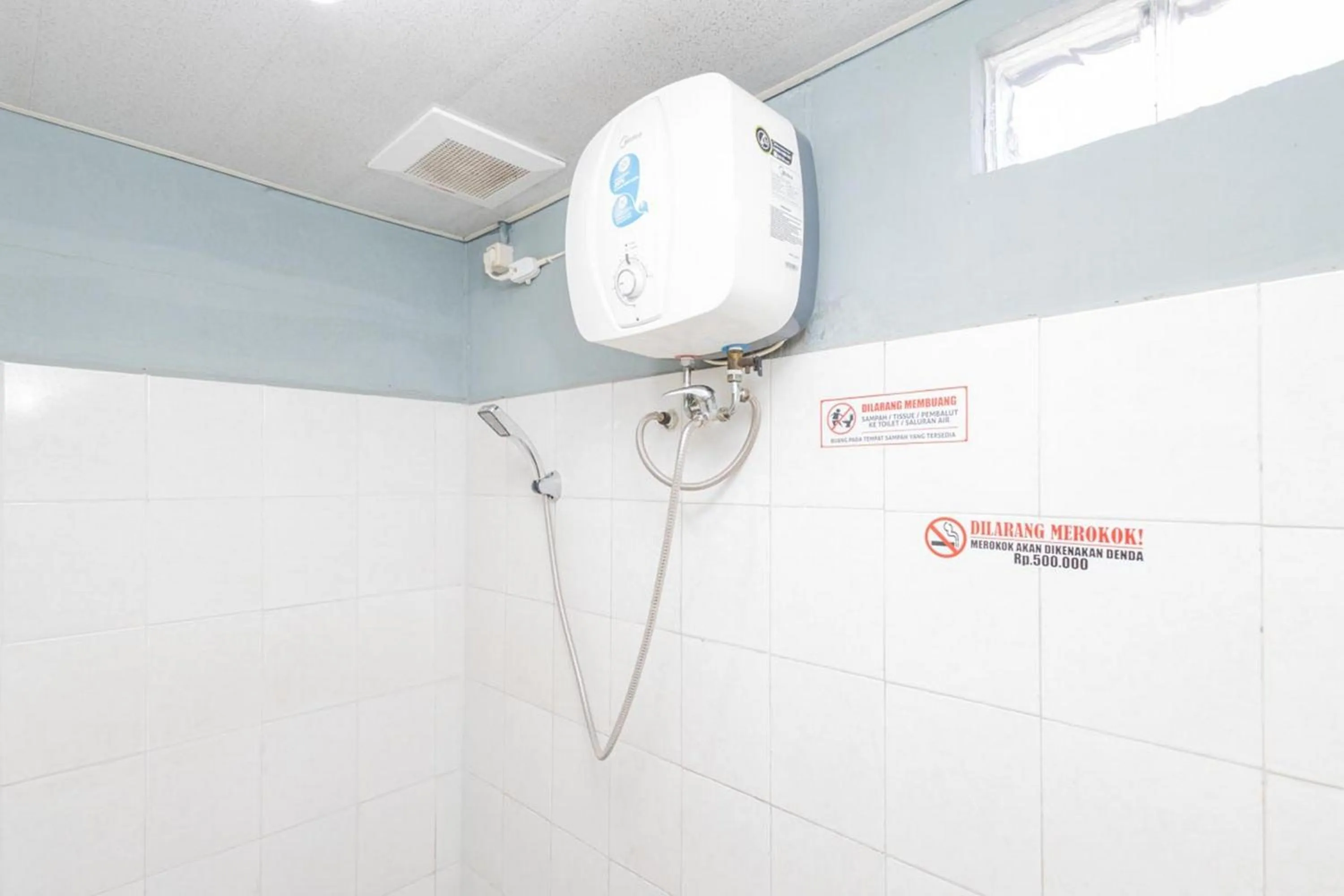 Shower in RedDoorz @ Tanjung Sari Surabaya