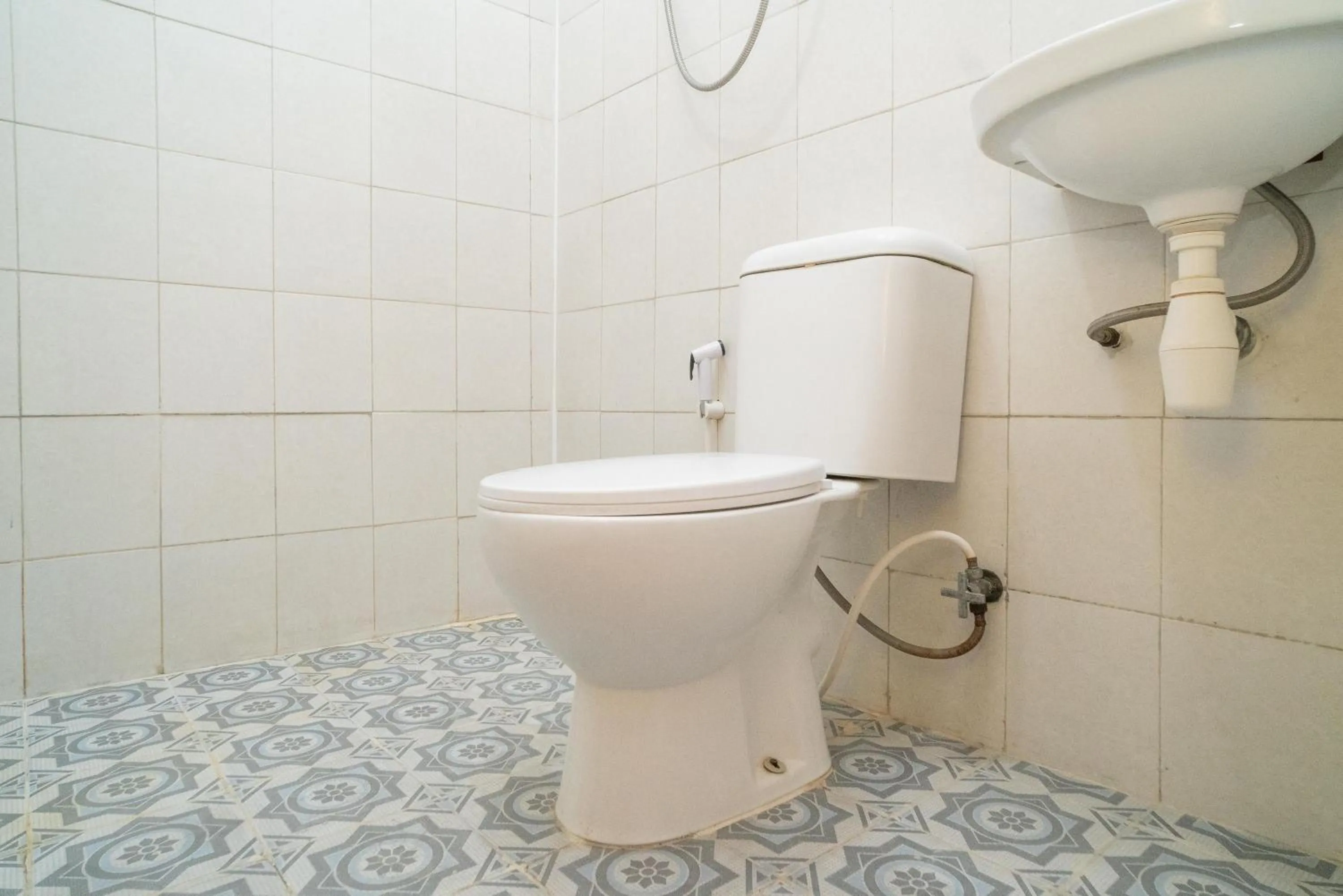 Toilet in RedDoorz @ Tanjung Sari Surabaya