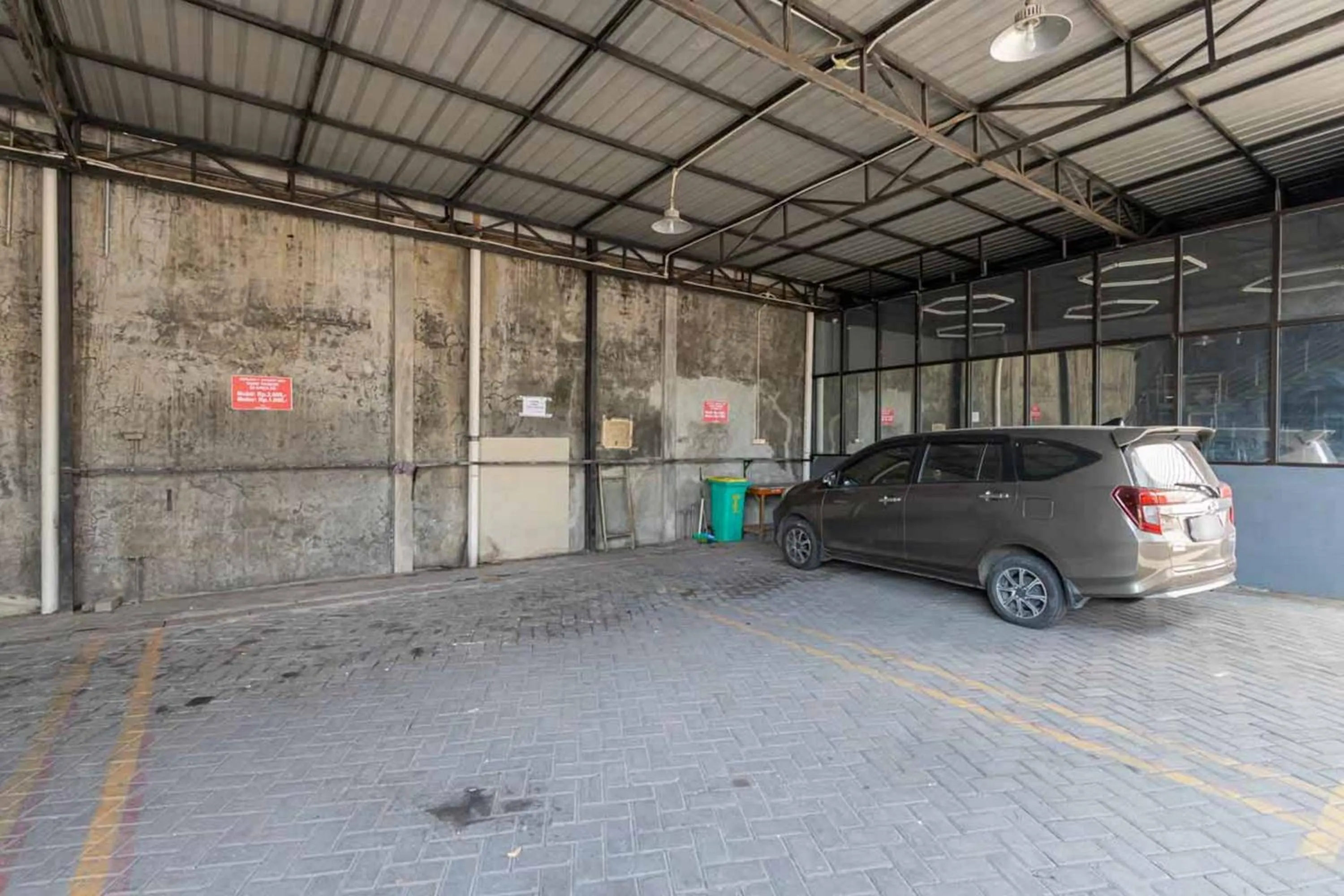 Parking in RedDoorz @ Tanjung Sari Surabaya