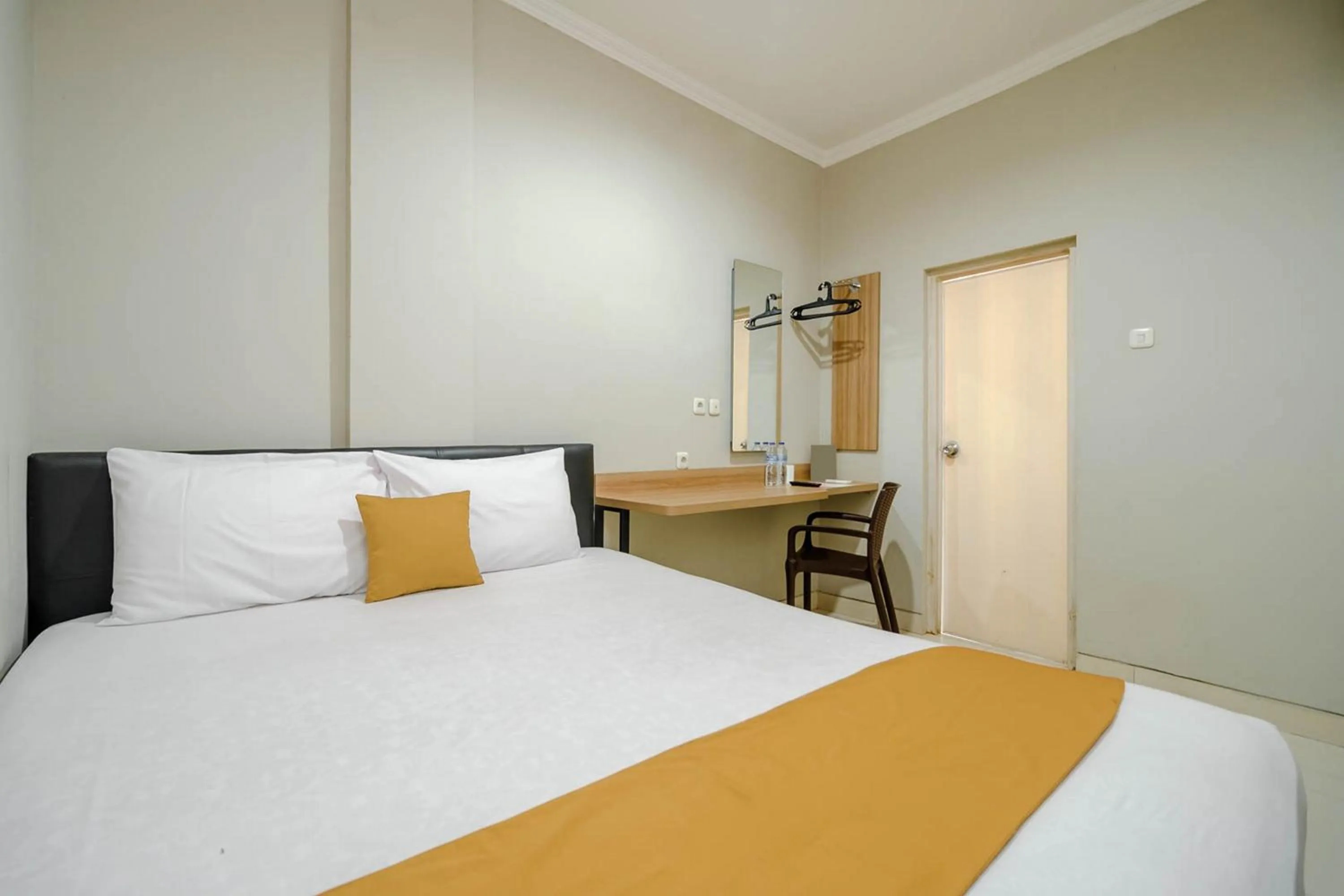 Facade/entrance, Bed in Homestay E Rahayu Anyer RedPartner