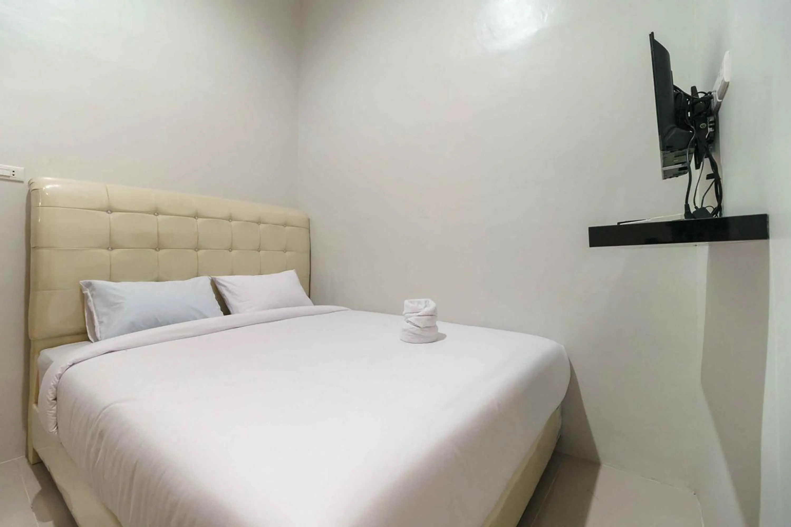 Property building, Bed in Homestay E Rahayu Anyer RedPartner
