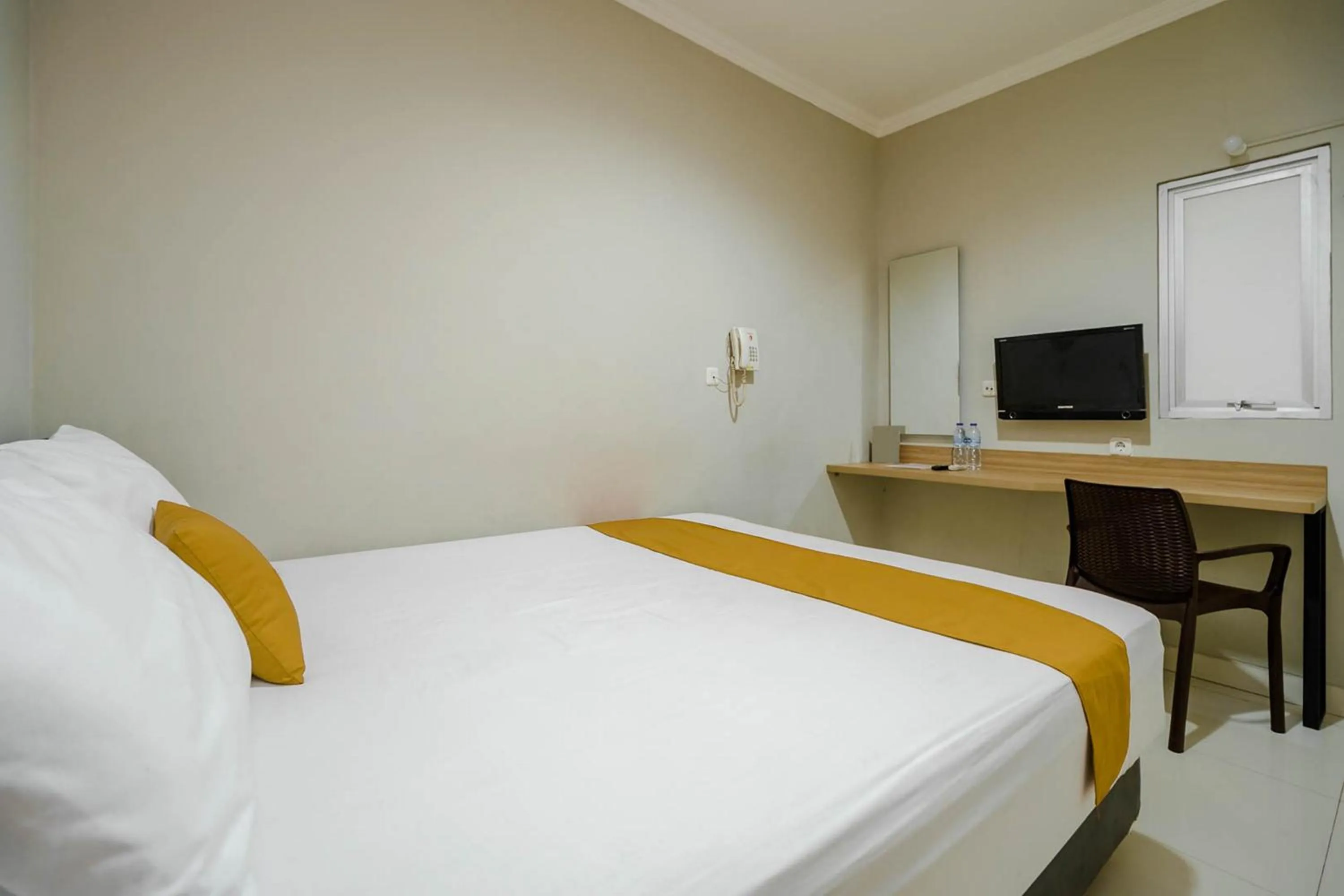 Bedroom, Bed in Homestay E Rahayu Anyer RedPartner