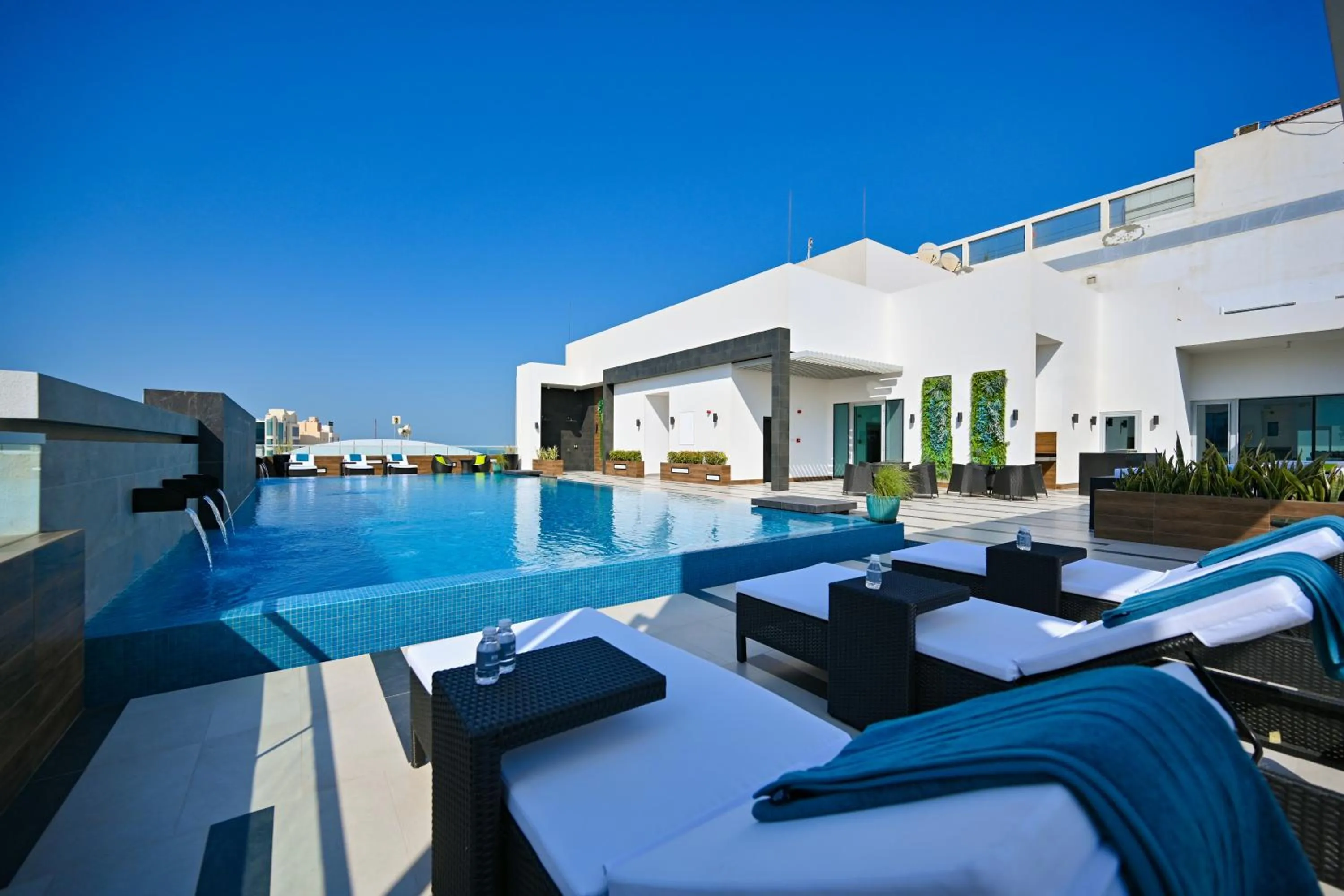 Swimming pool in Springfield Suites