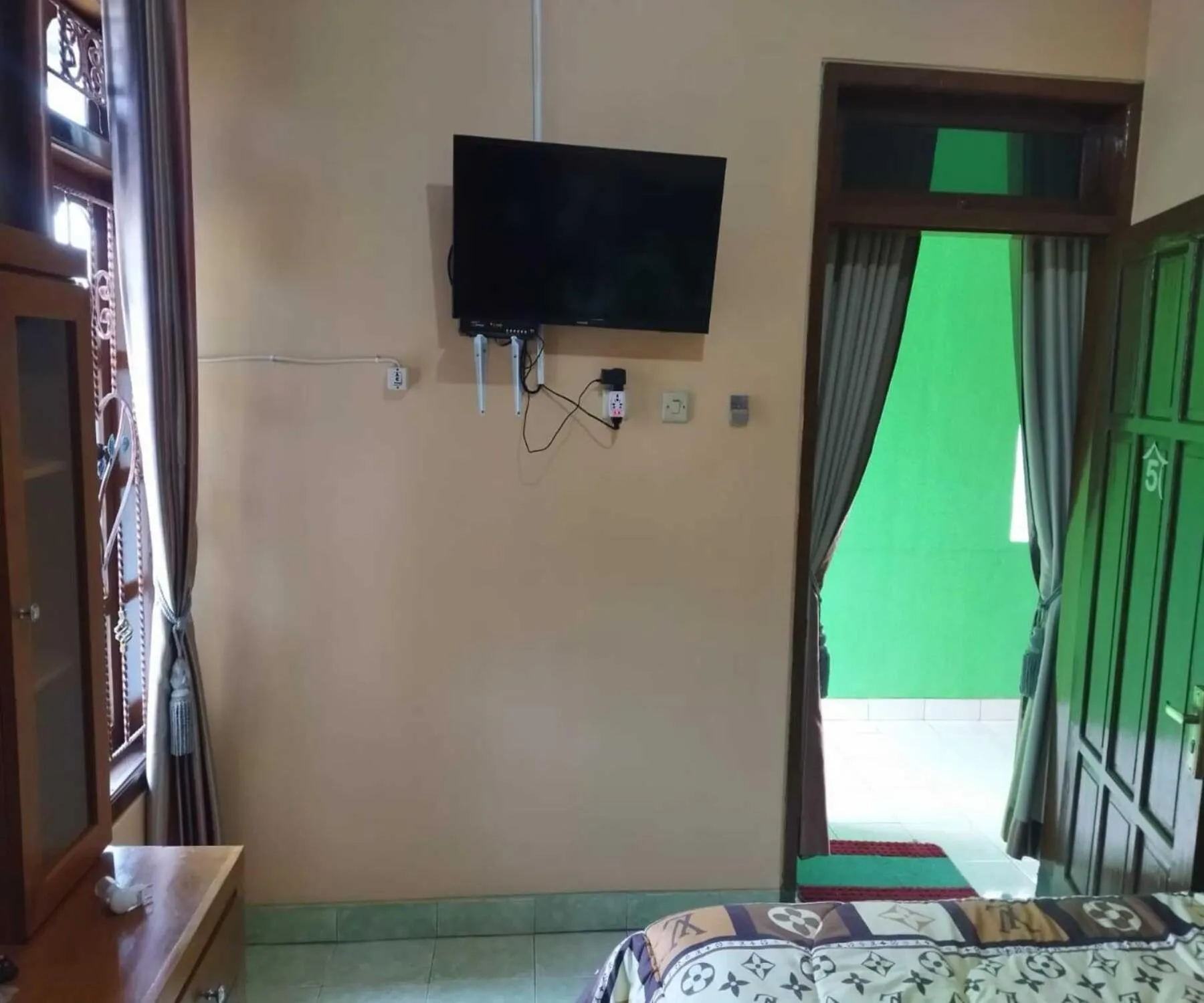 TV and multimedia in Algira Homestay Prambanan