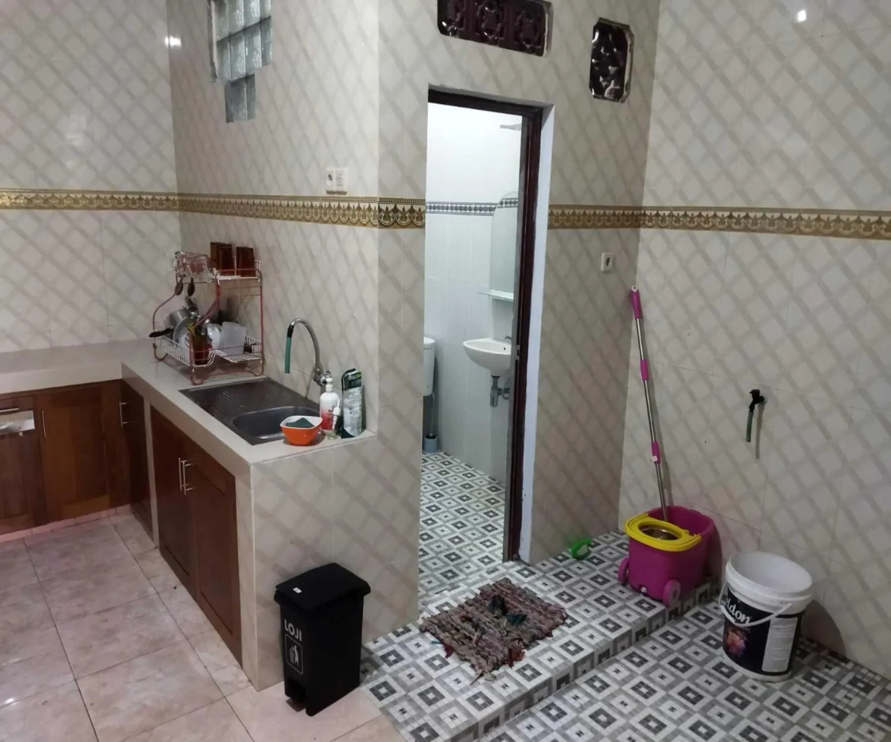 Kitchen or kitchenette in Algira Homestay Prambanan