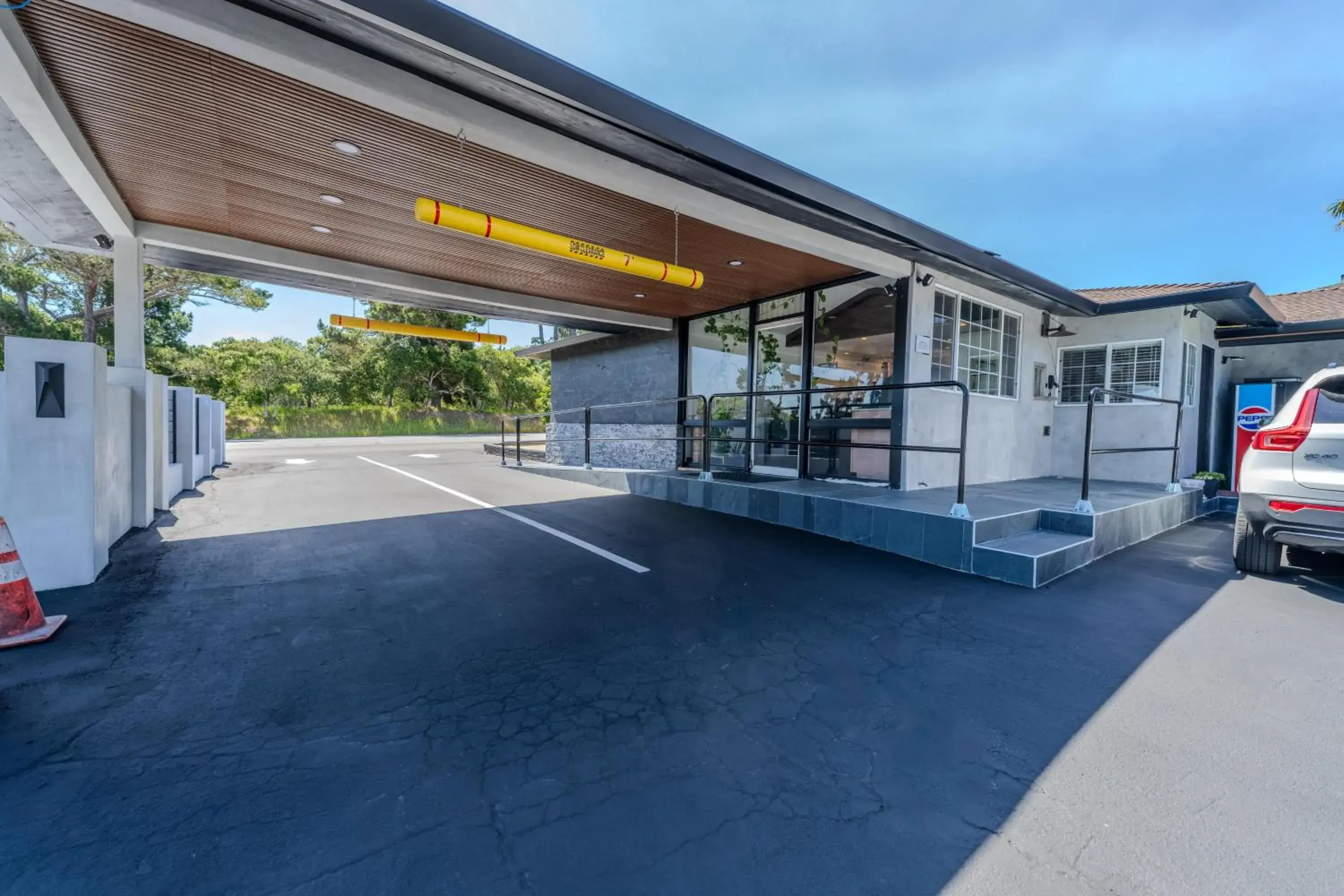 Property building in Monterey Surf Inn Property building in Monterey Surf Inn