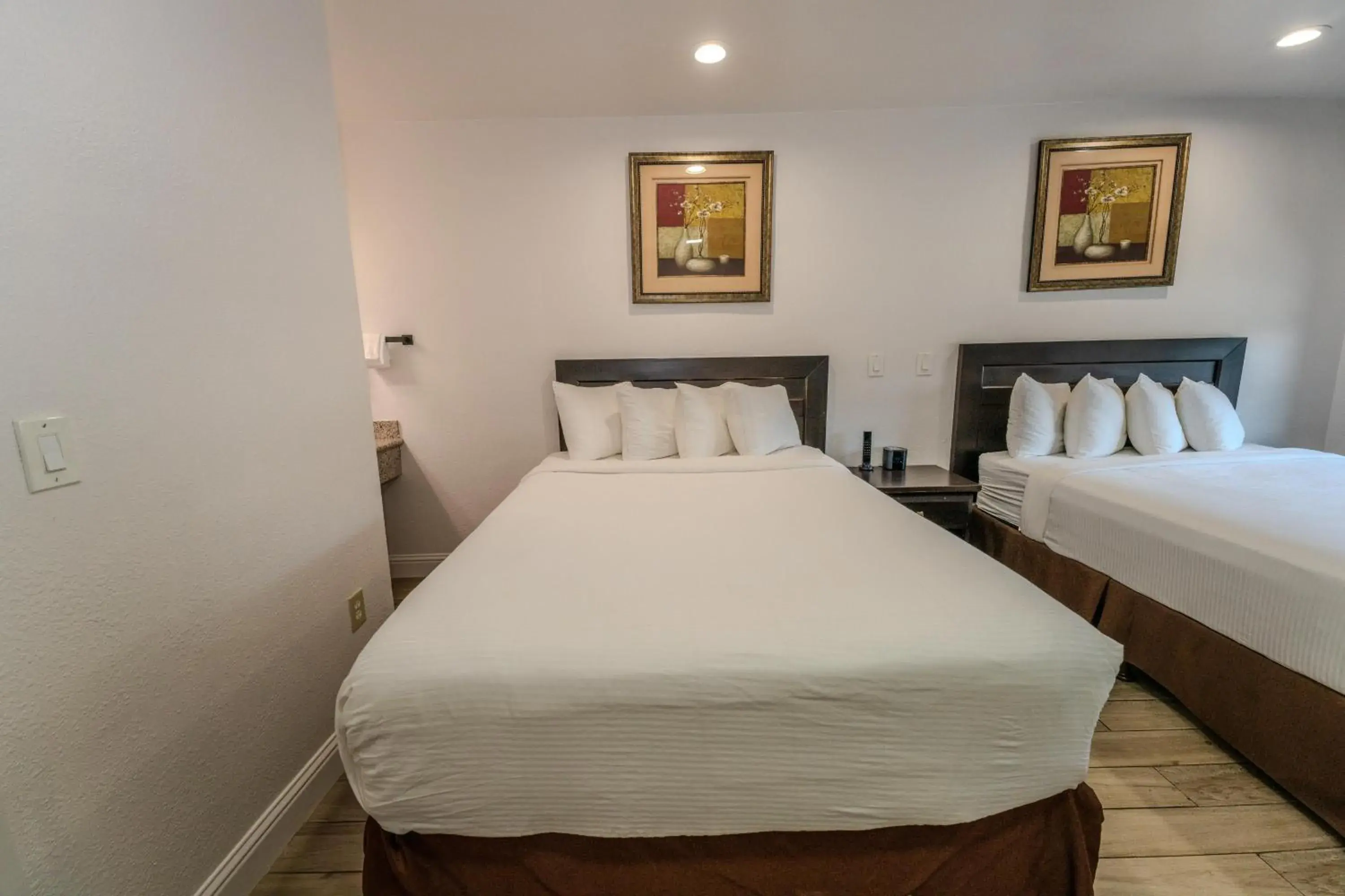 Bed in Monterey Surf Inn Bed in Monterey Surf Inn