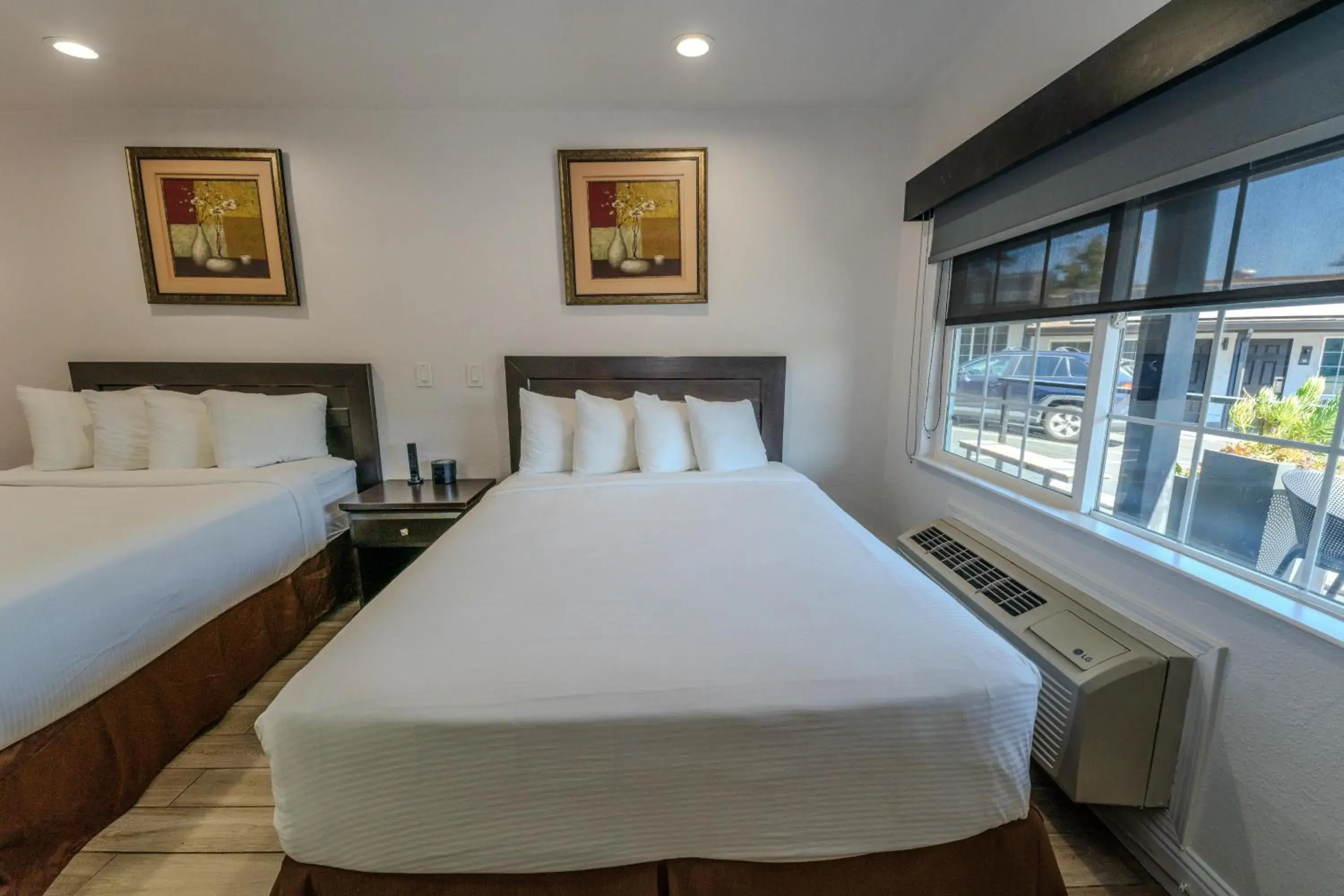 Bed in Monterey Surf Inn Bed in Monterey Surf Inn