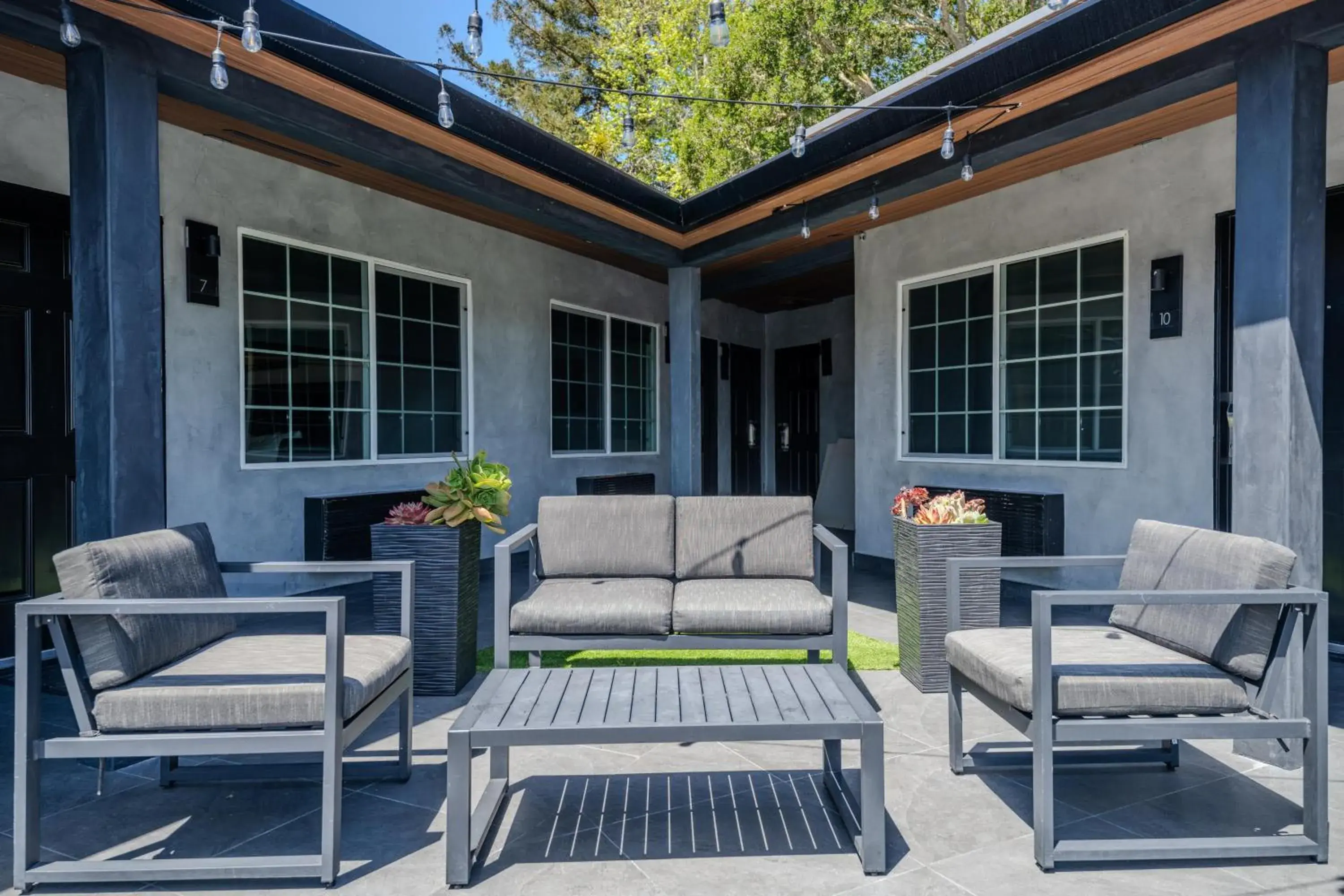 Property building in Monterey Surf Inn Property building in Monterey Surf Inn