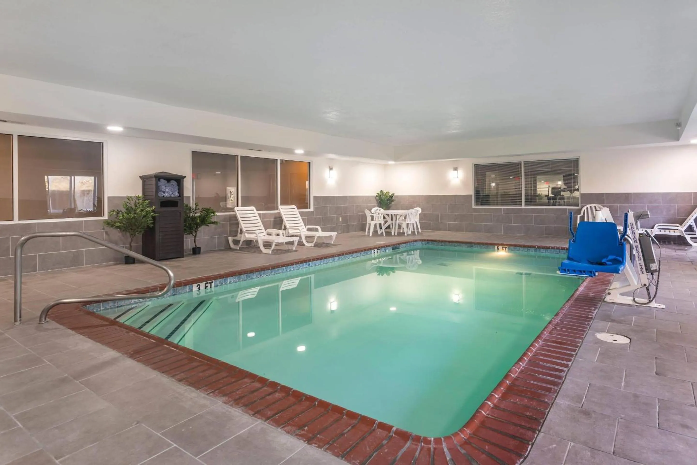 Swimming pool in MainStay Suites Lebanon - Nashville Area