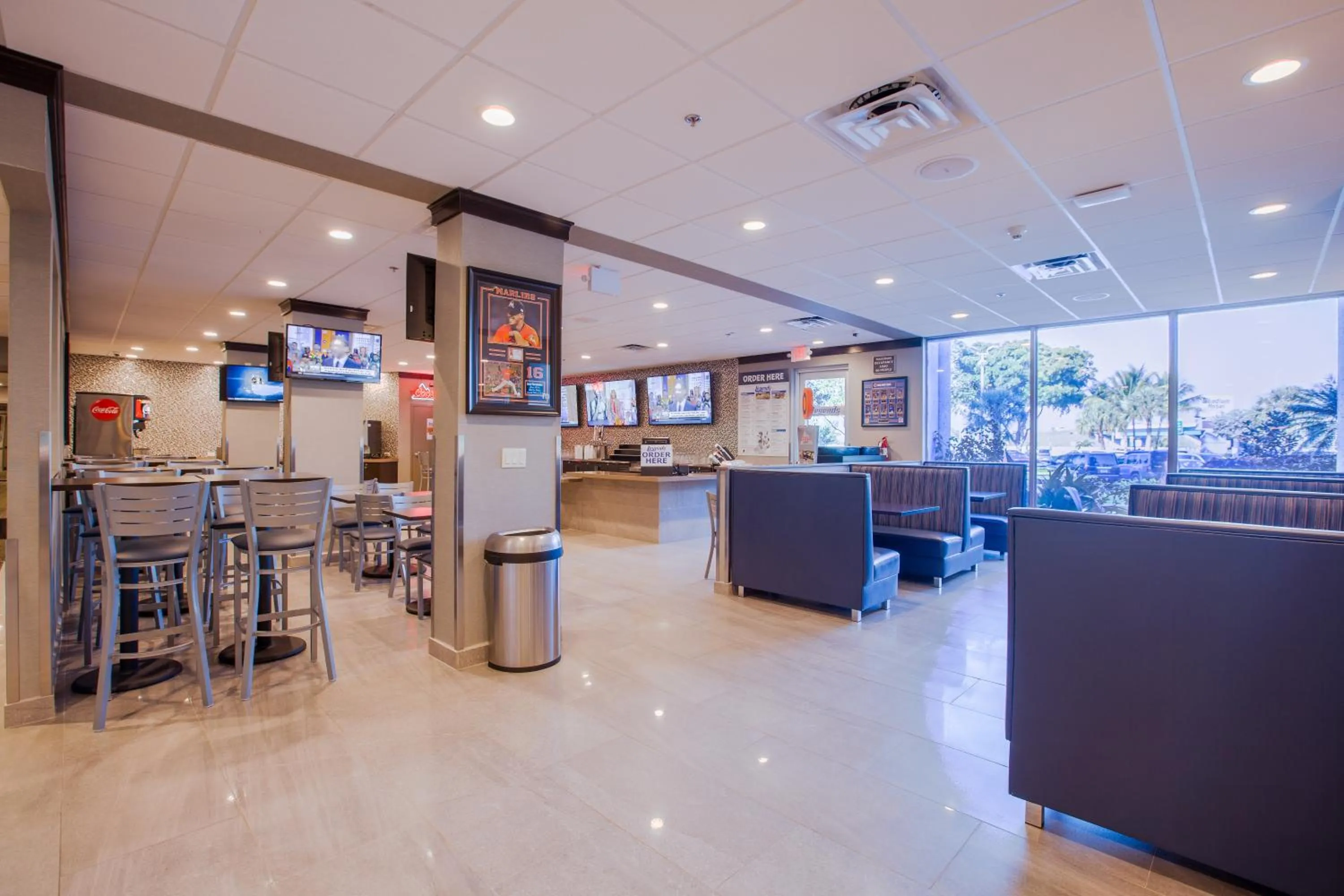 Restaurant/places to eat in Stadium Hotel