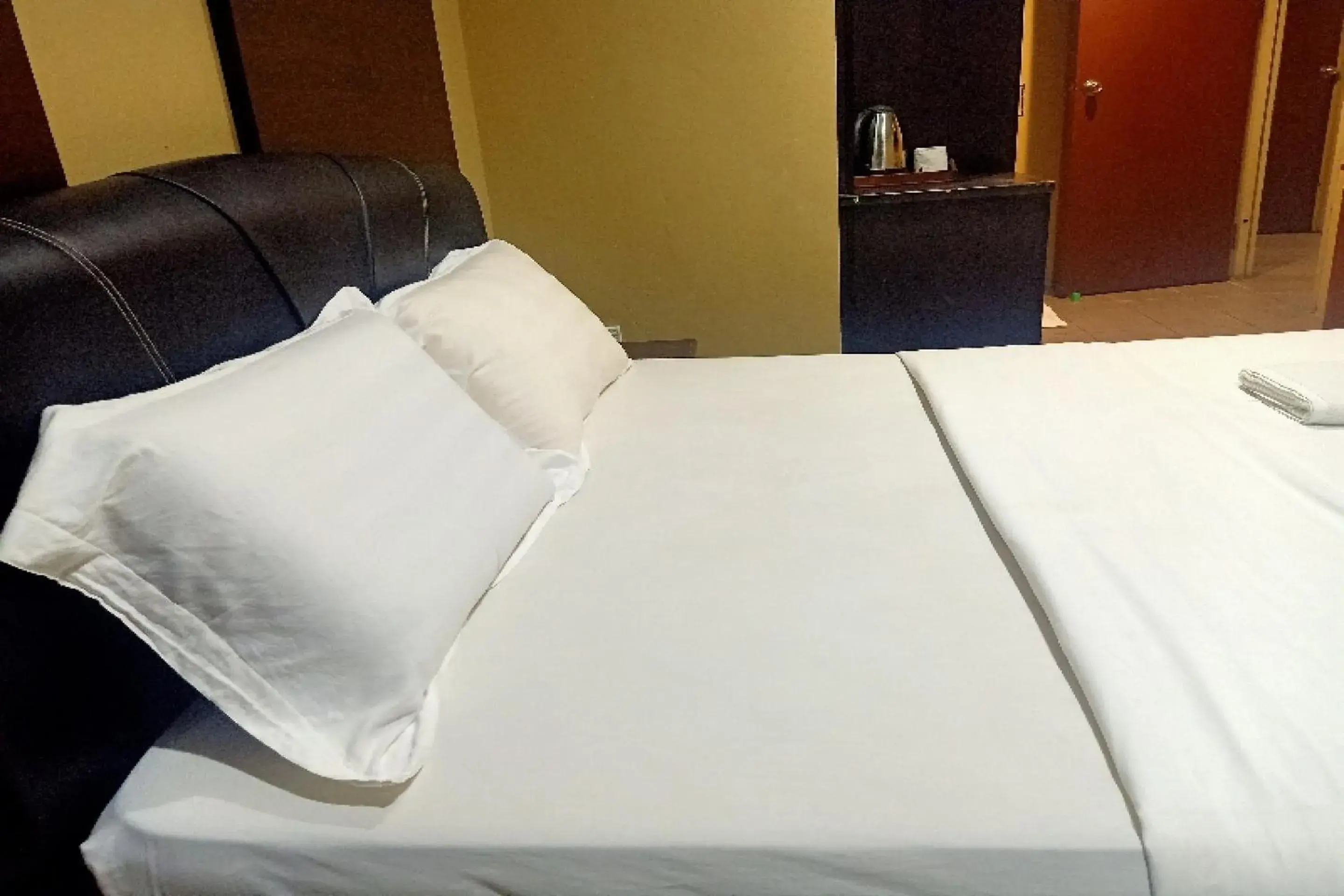 Bedroom, Bed in OYO 90411 Perdana Hotel Labuan Bedroom, Bed in OYO 90411 Perdana Hotel Labuan