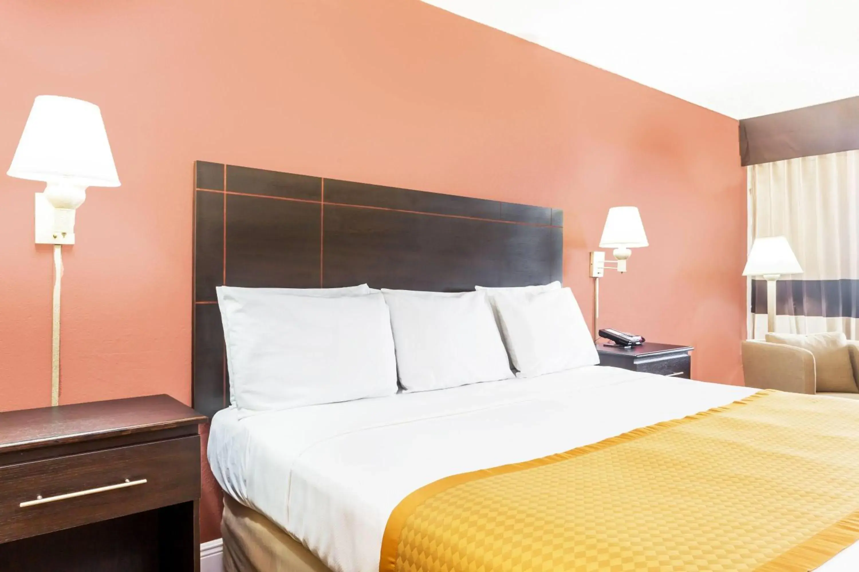 Queen Room with Roll-In Shower - Mobility Access/Non-Smoking in Days Inn by Wyndham Fort Lauderdale-Oakland Park Airport N Queen Room with Roll-In Shower - Mobility Access/Non-Smoking in Days Inn by Wyndham Fort Lauderdale-Oakland Park Airport N