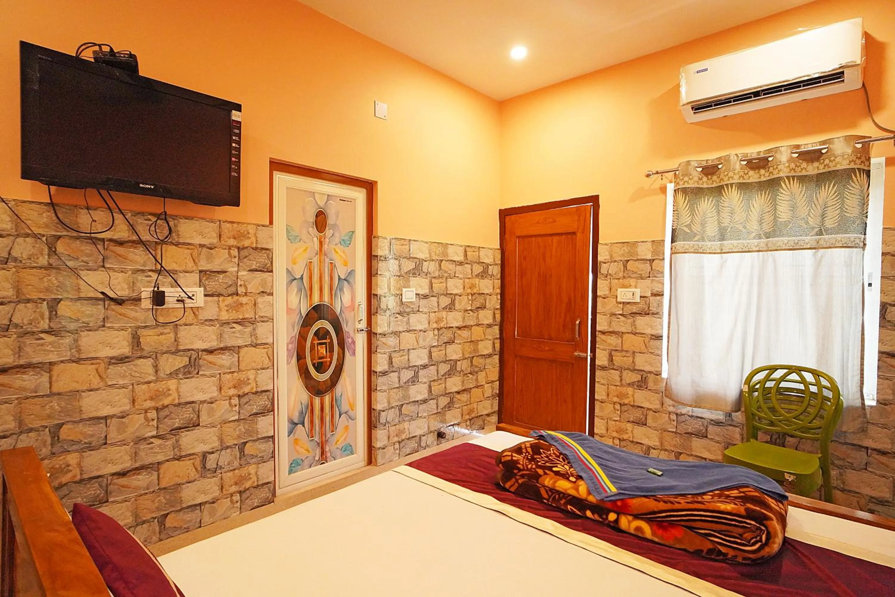 Communal lounge/ TV room, Bed in Resort Neel Nirjan !! Best Family Couple friendly family Resort!!