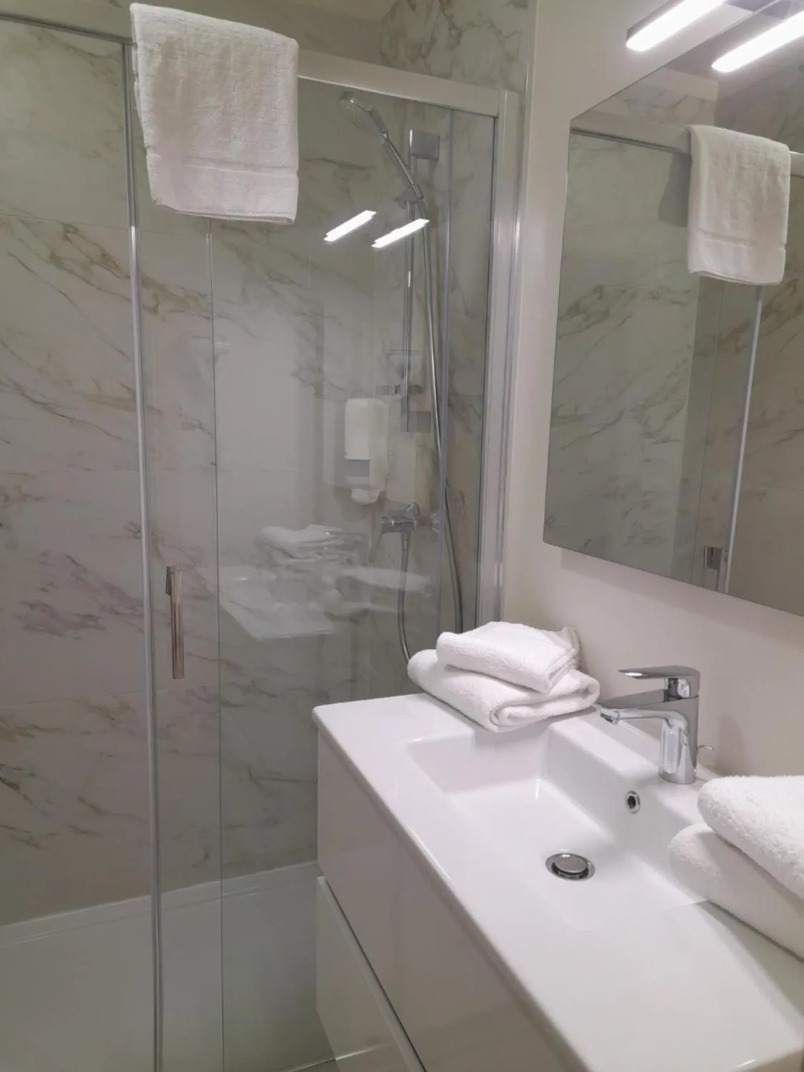 Shower in Hôtel Albion