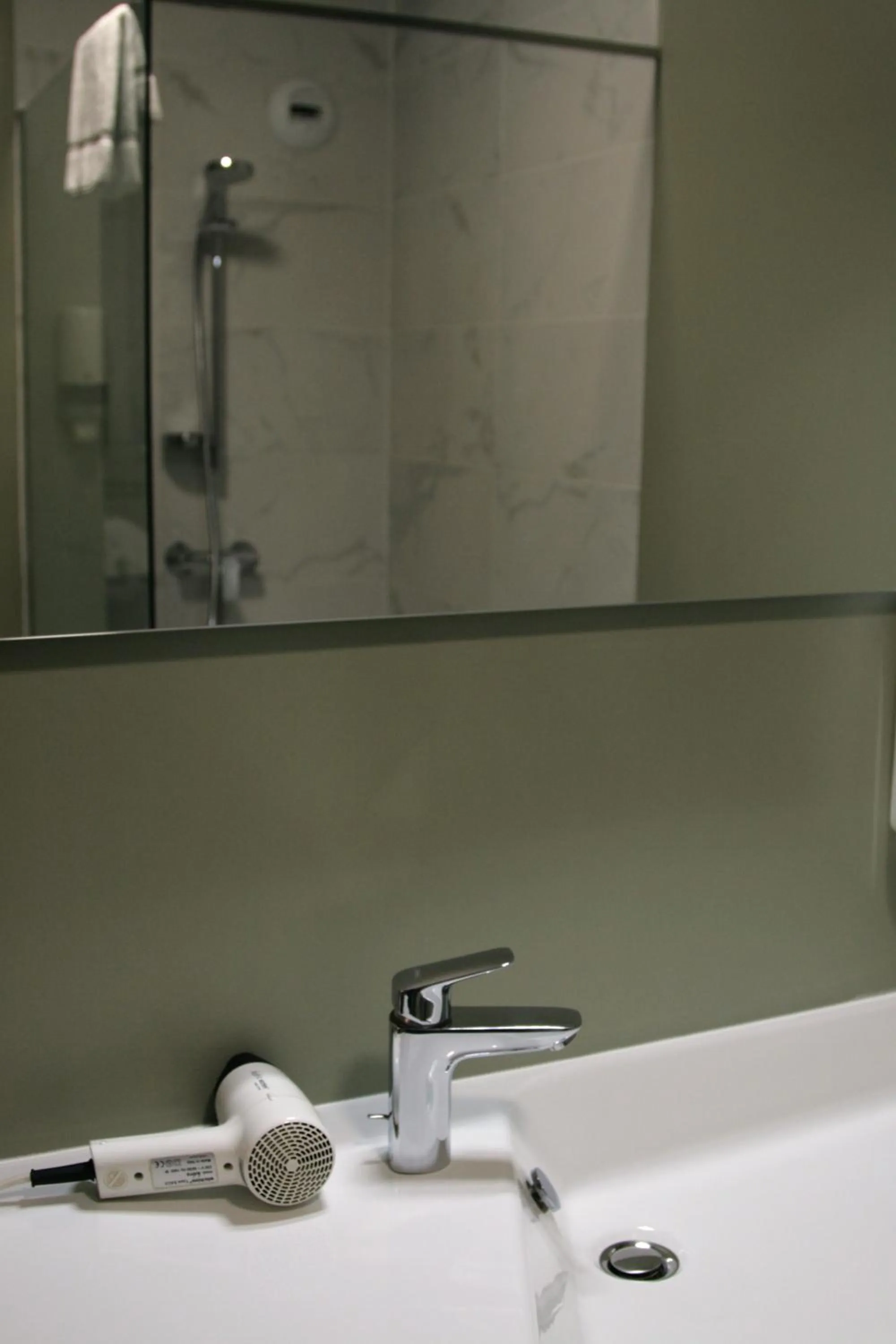 Shower in Hôtel Albion