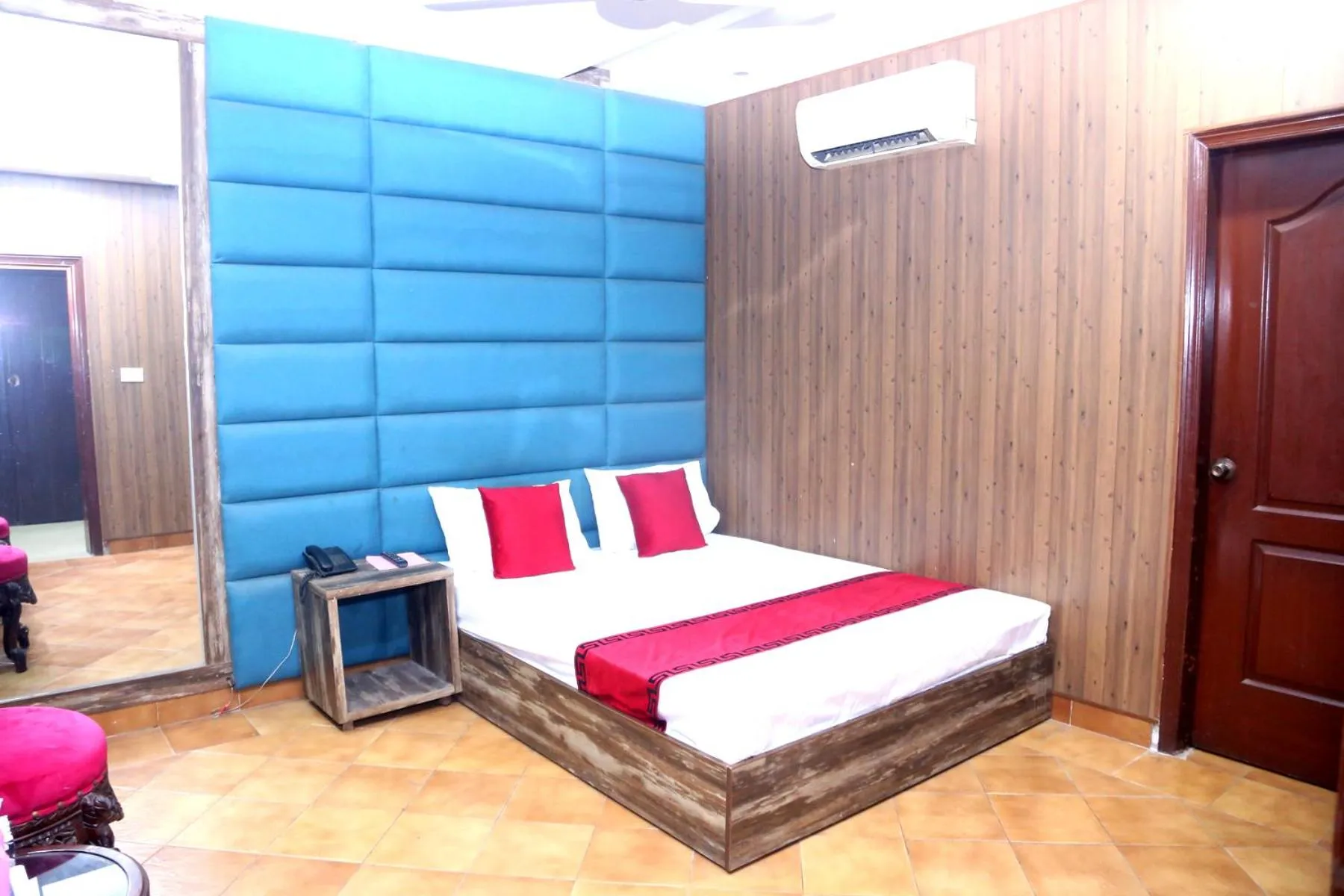 Bed in Sapphire Inn Motel Lahore