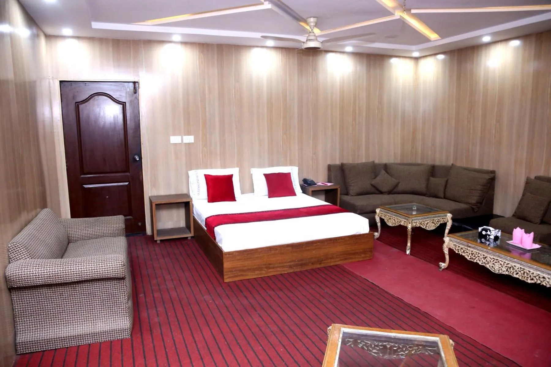 Bed in Sapphire Inn Motel Lahore