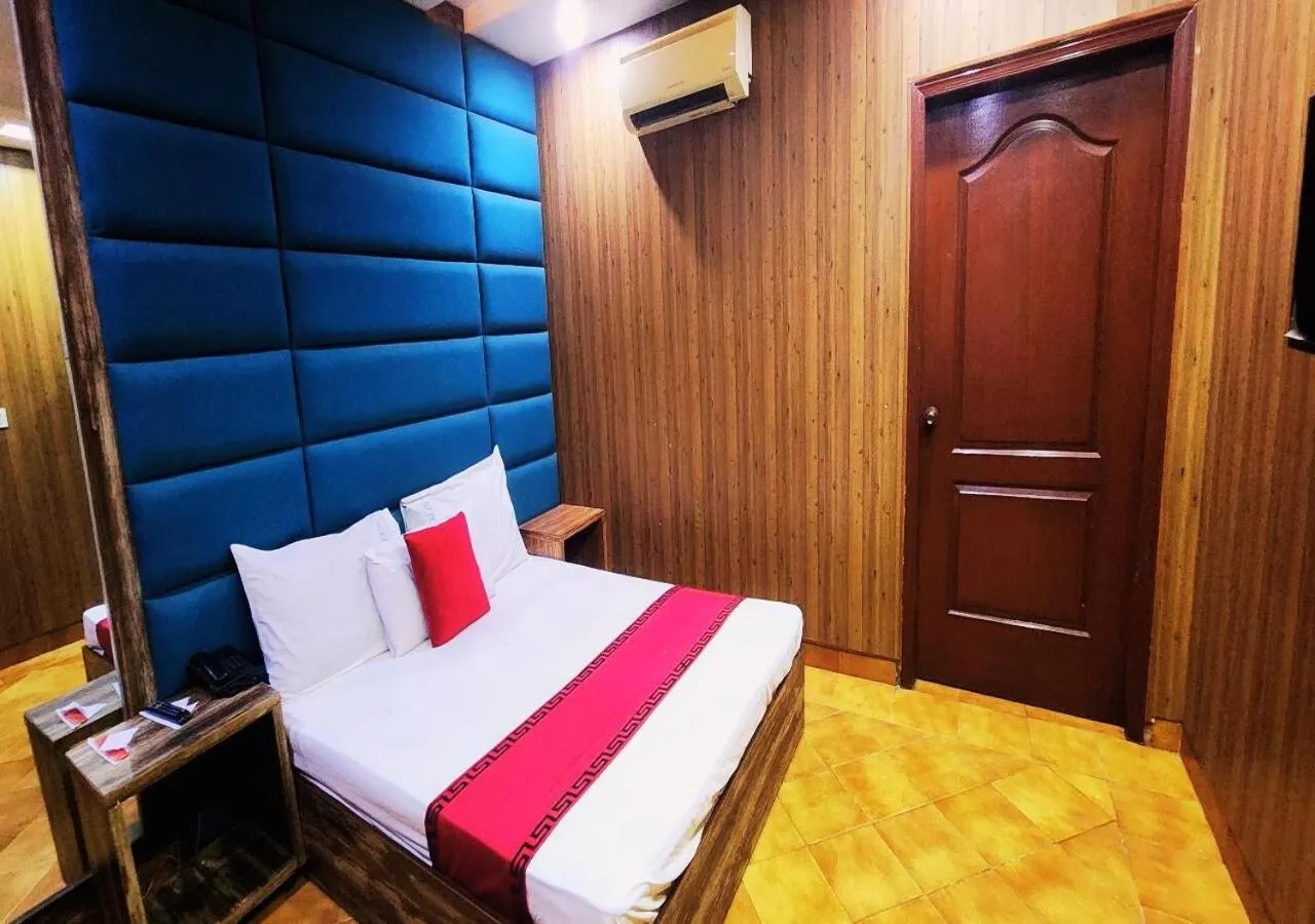 Bed in Sapphire Inn Motel Lahore
