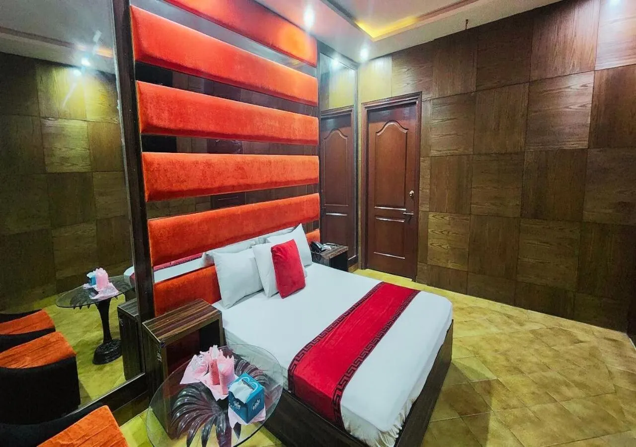 Bed in Sapphire Inn Motel Lahore