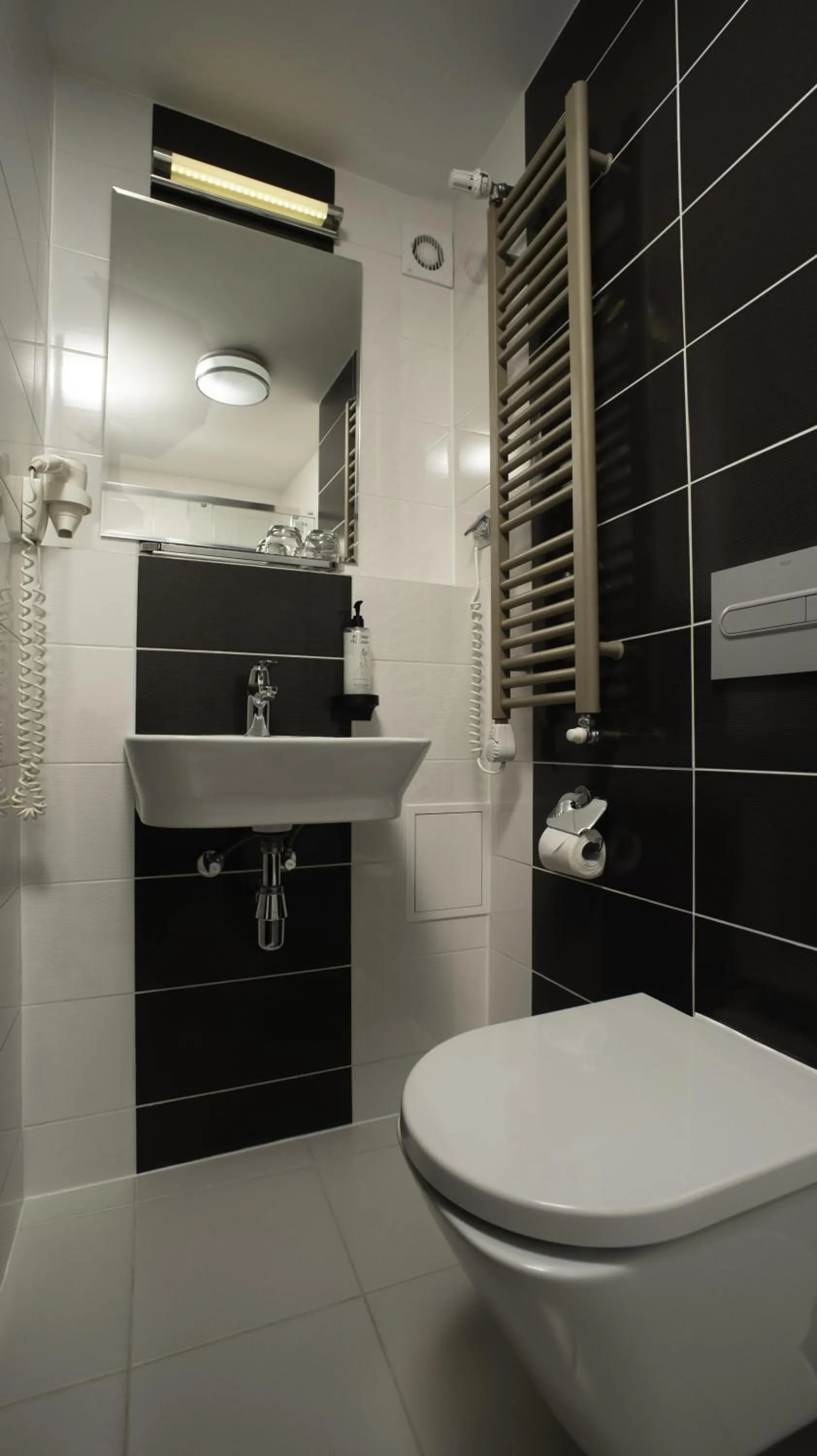 Bathroom in B&B HOTEL Piotrków Trybunalski