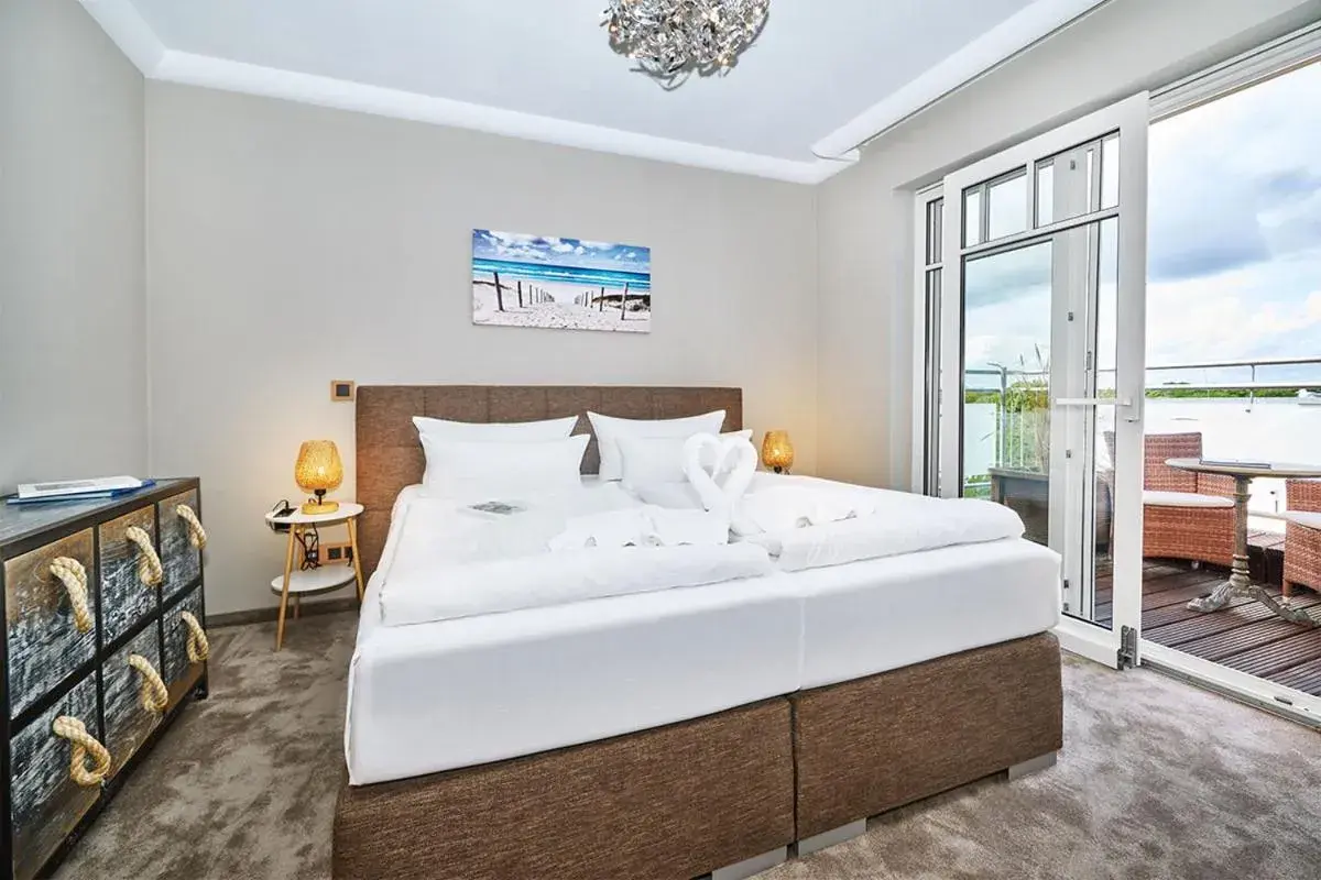 Bedroom, Bed in Strandpalais Prinz von Preussen - Anbau vom Strandhotel Preussenhof