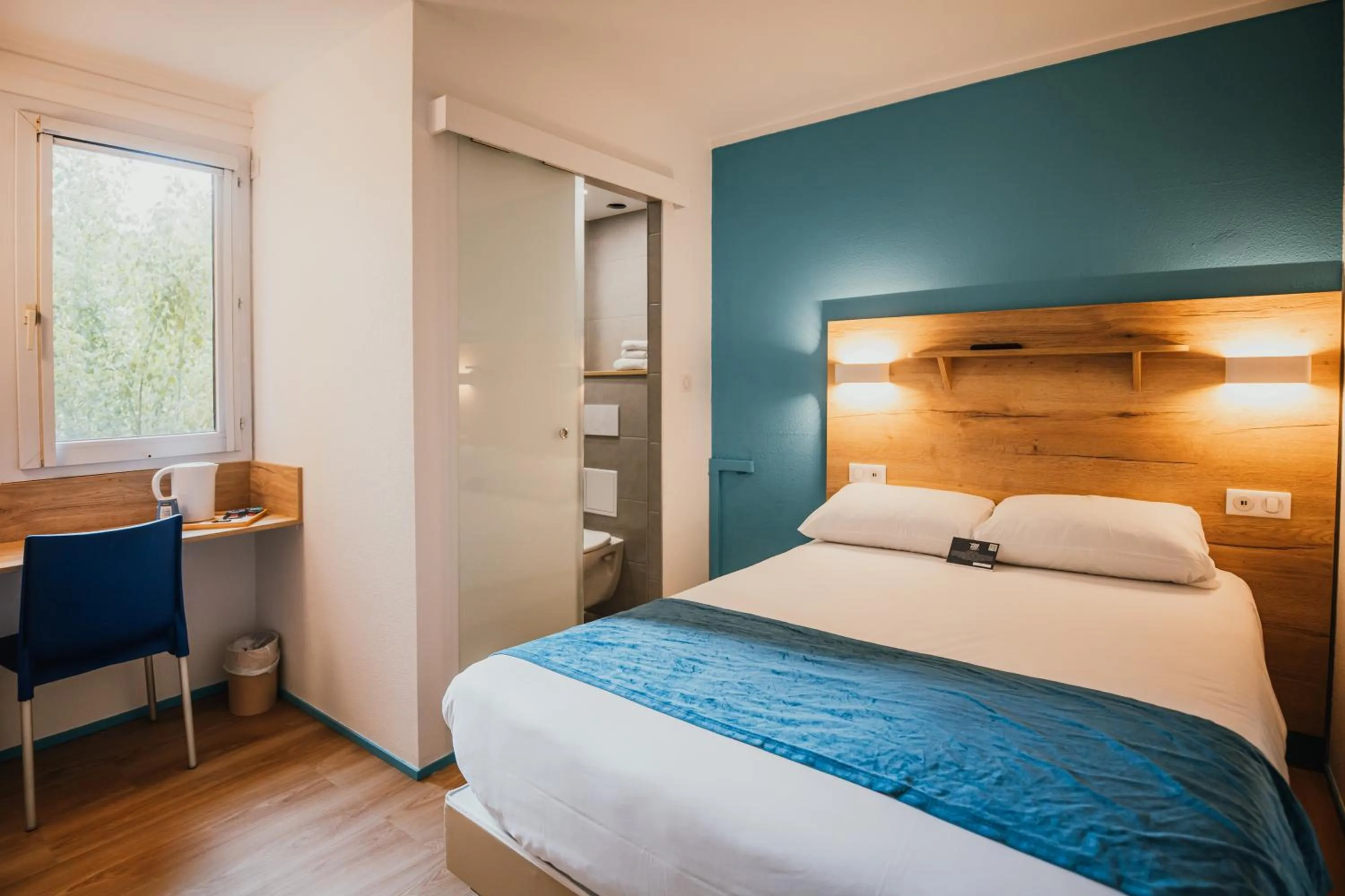 Photo of the whole room, Bed in Kyriad Direct Bordeaux Est Lormont