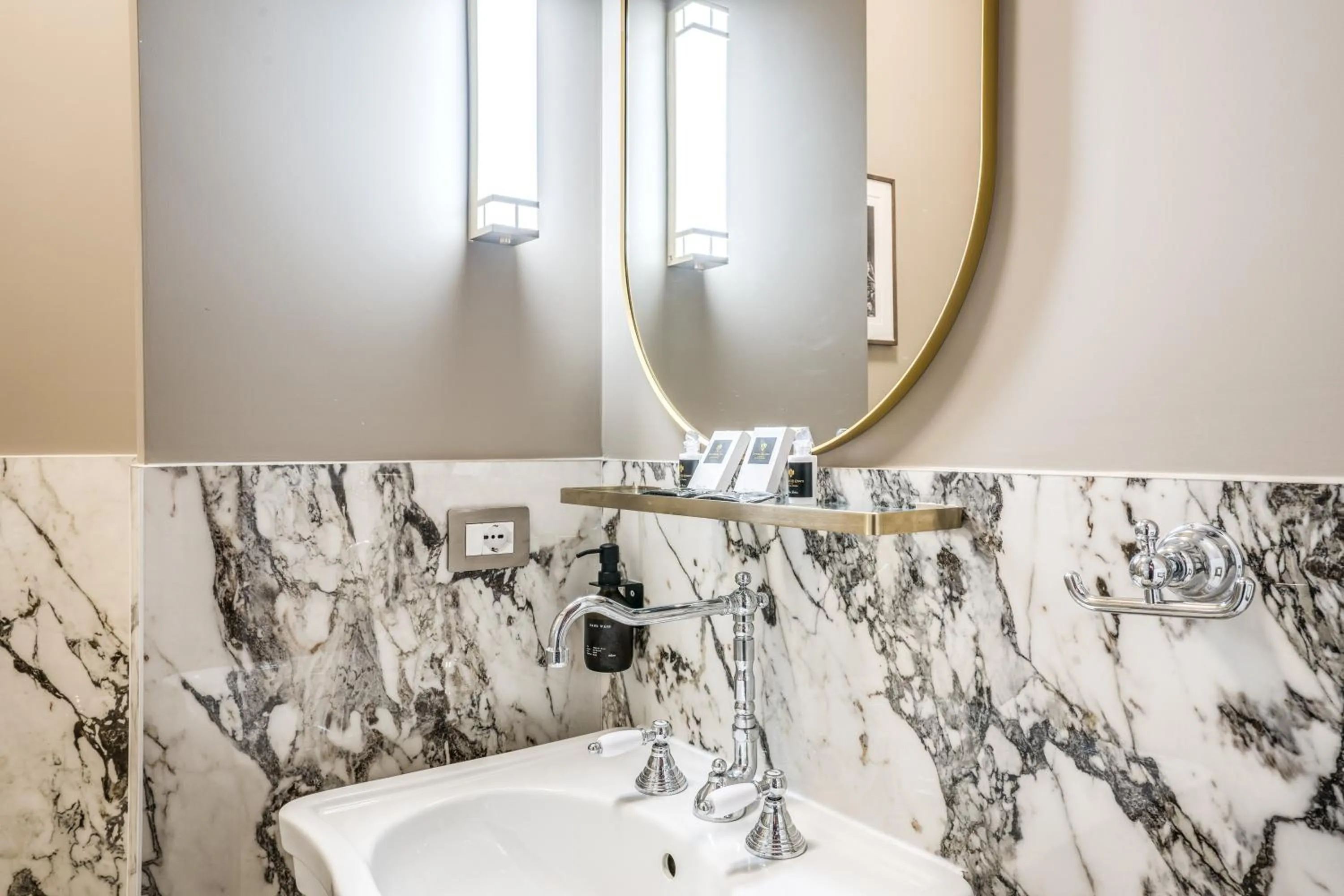 Bathroom in Antica Residenza Del Corso