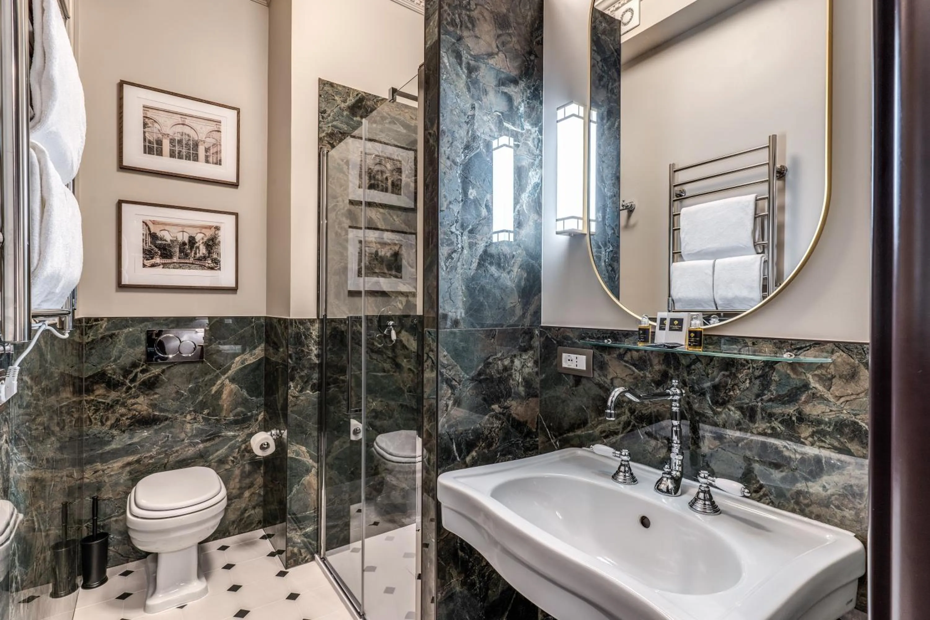 Shower in Antica Residenza Del Corso