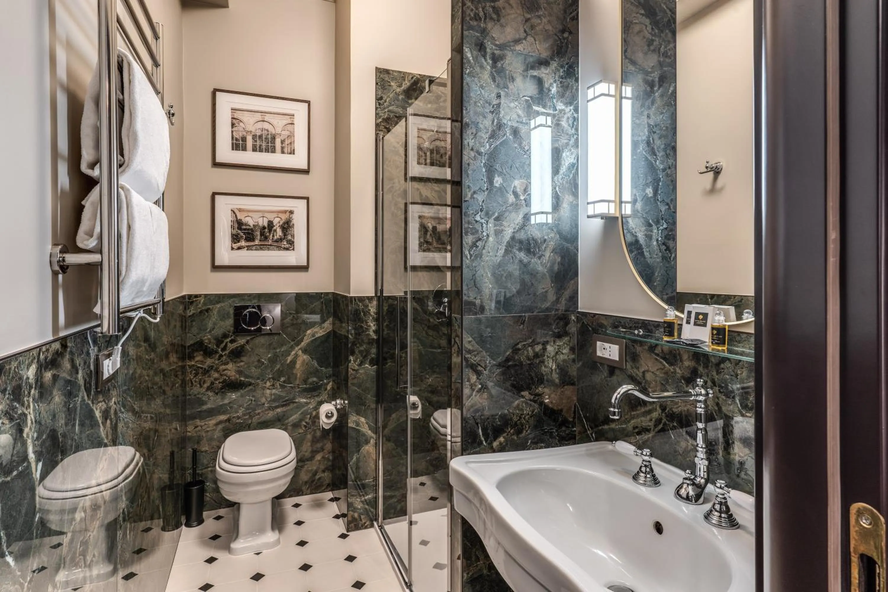 Shower in Antica Residenza Del Corso