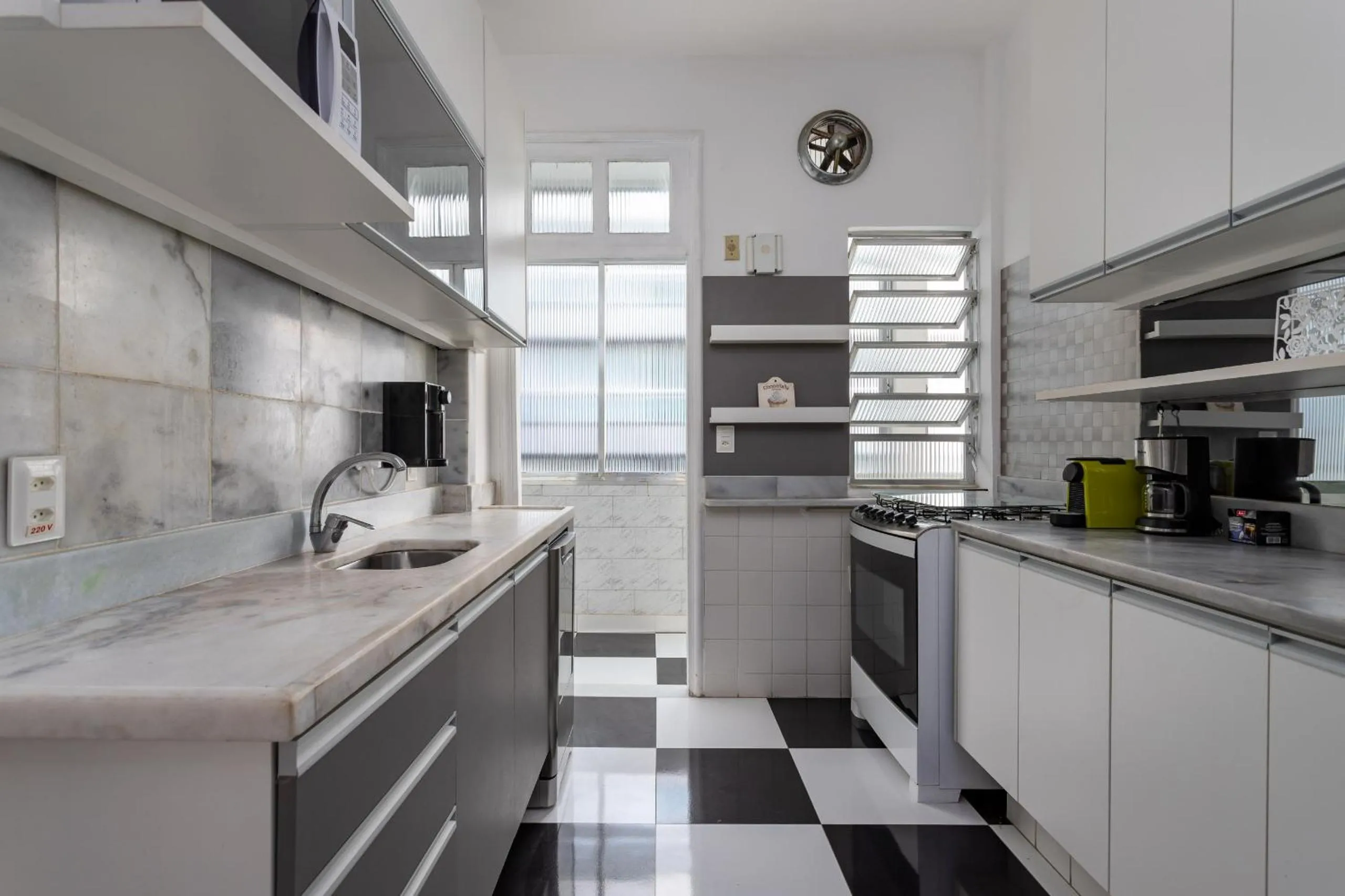 Kitchen or kitchenette in Encantador em Copacabana - Vista Oceânica - BI701 Z3