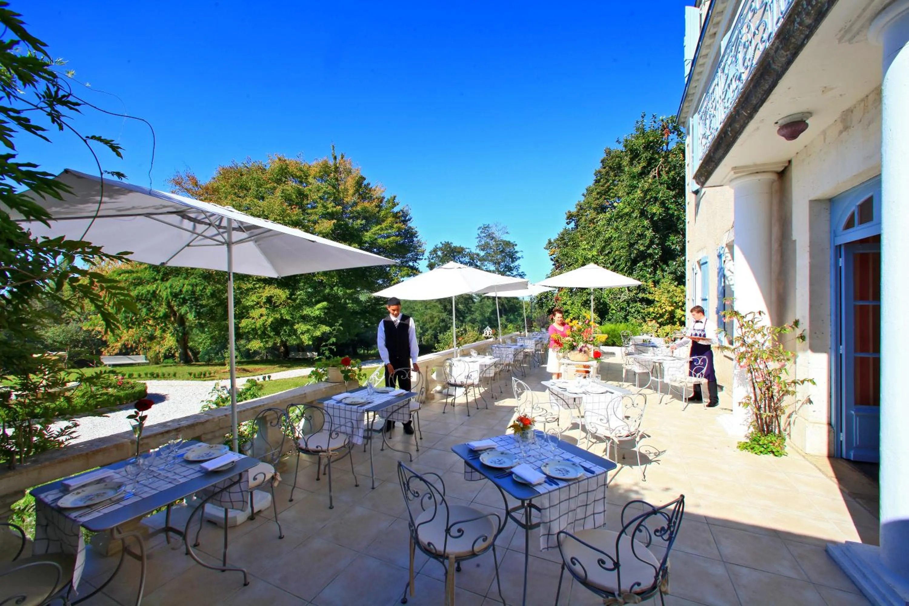 Restaurant/places to eat in Logis Hôtel Restaurant Château Bellevue