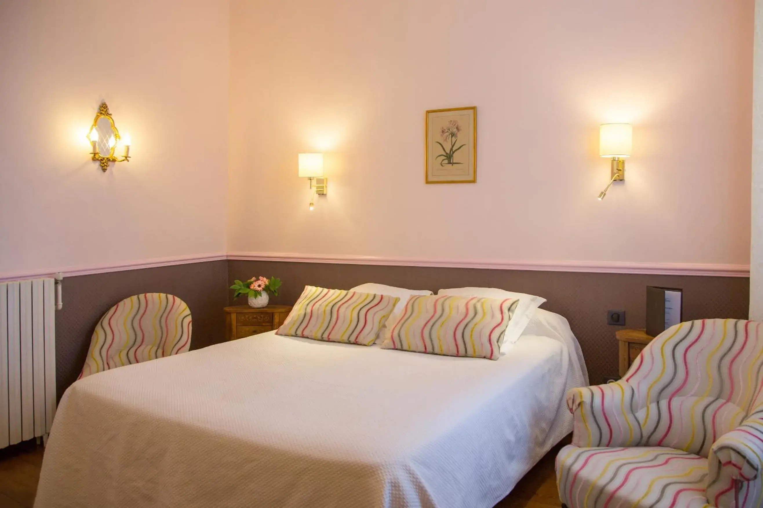 Bedroom, Bed in Logis Hôtel Restaurant Château Bellevue Bedroom, Bed in Logis Hôtel Restaurant Château Bellevue