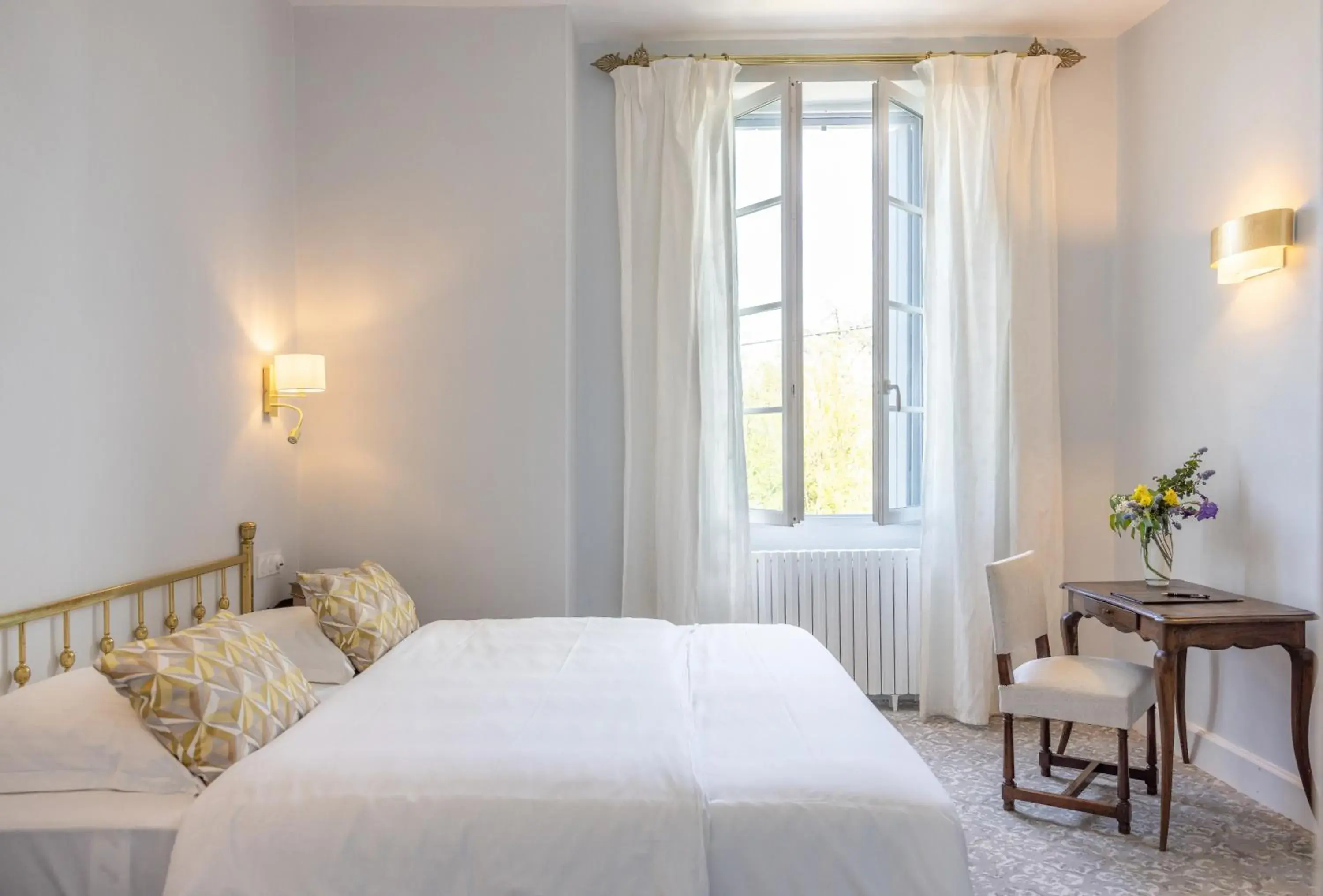 Photo of the whole room, Bed in Logis Hôtel Restaurant Château Bellevue Photo of the whole room, Bed in Logis Hôtel Restaurant Château Bellevue