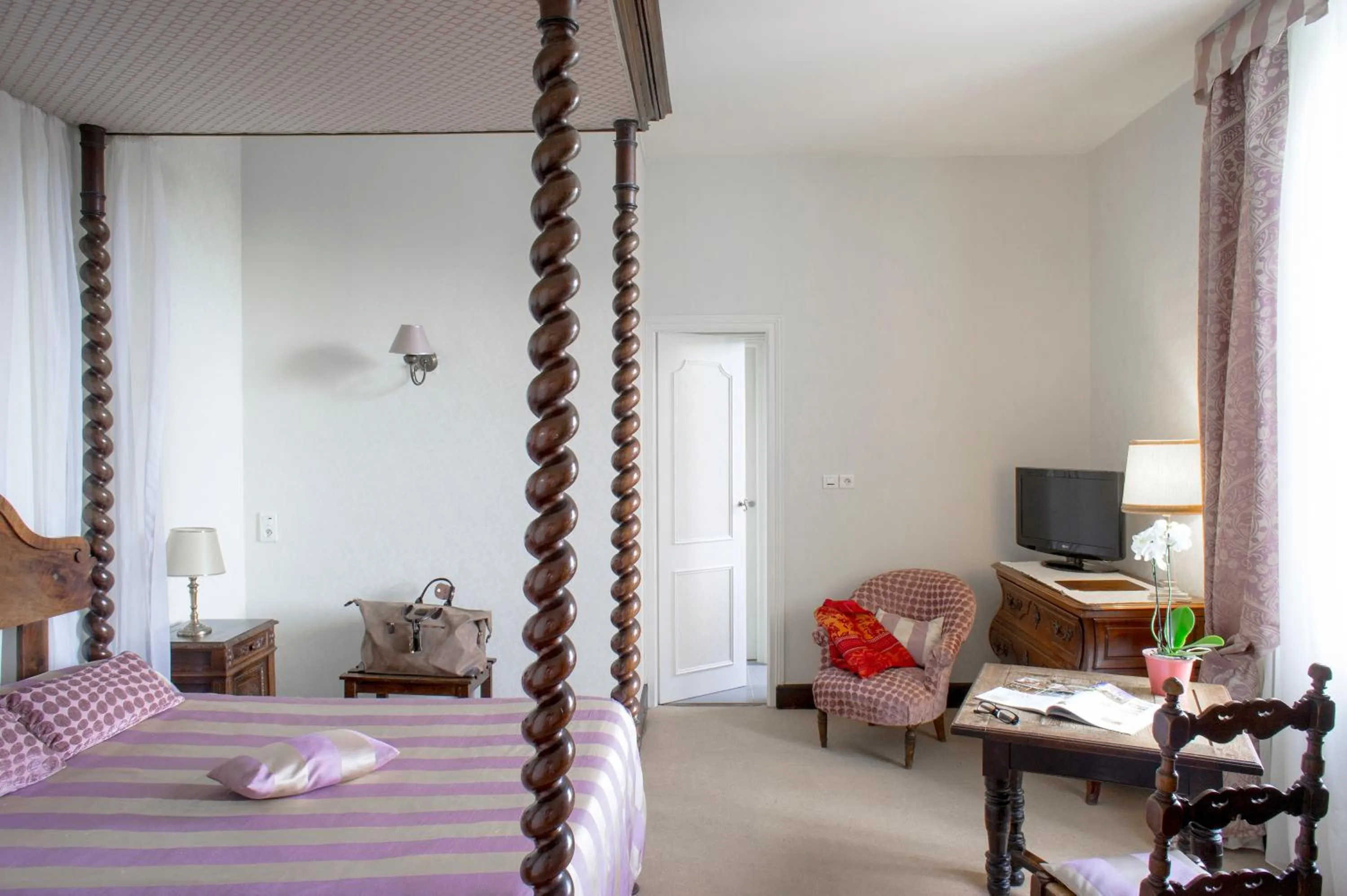 Photo of the whole room, Bed in Logis Hôtel Restaurant Château Bellevue