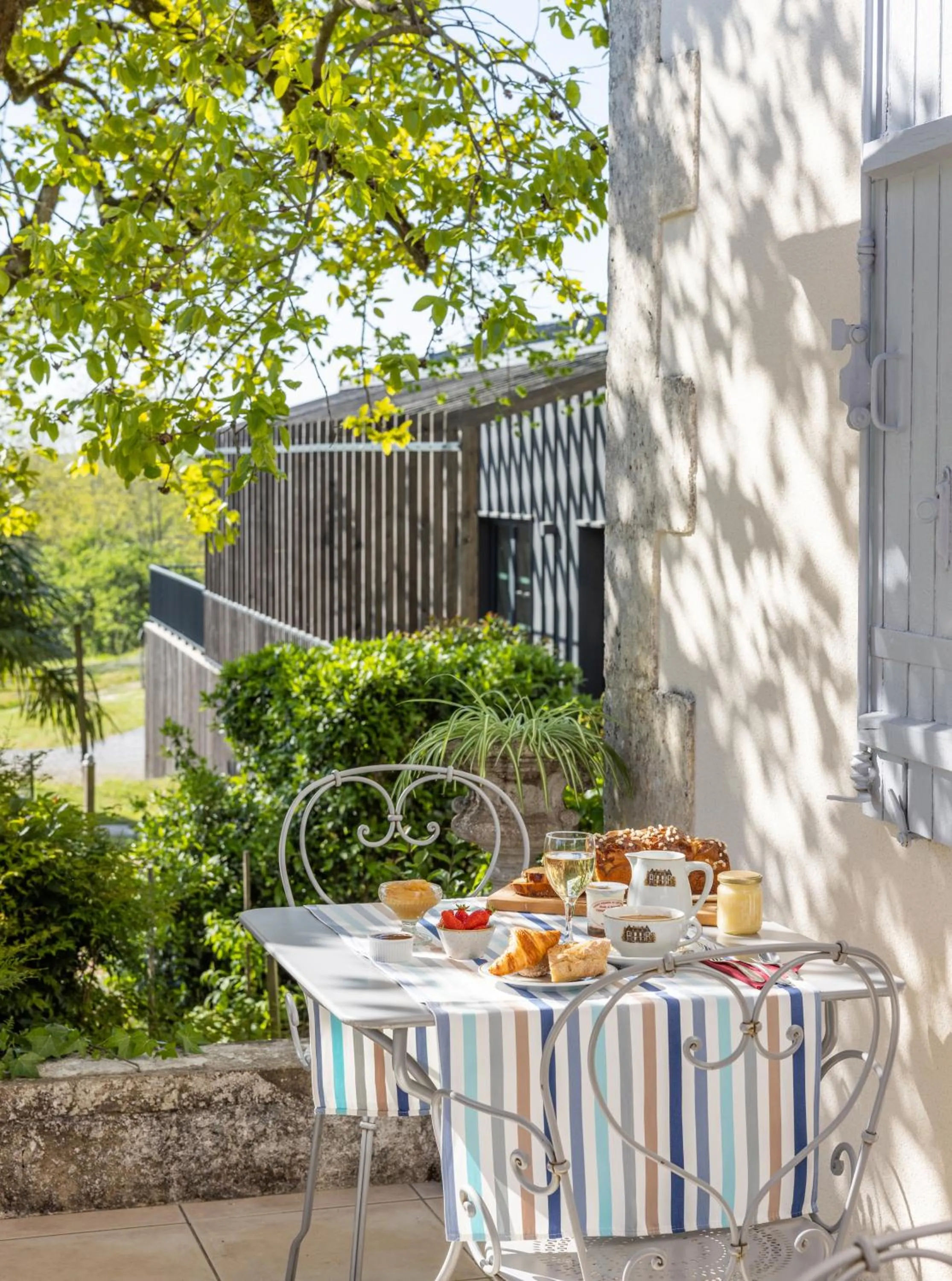 Patio in Logis Hôtel Restaurant Château Bellevue
