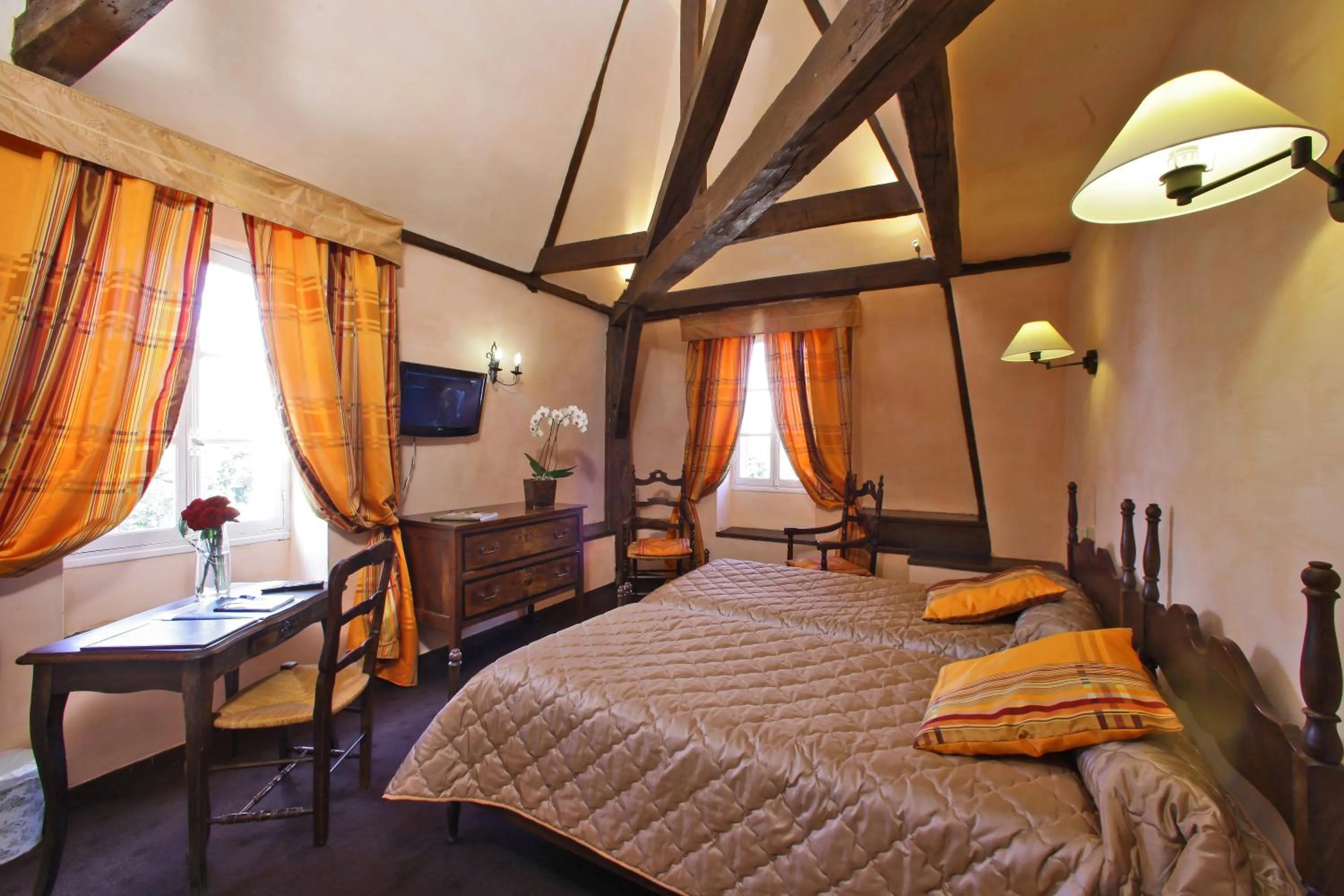 Photo of the whole room, Bed in Logis Hôtel Restaurant Château Bellevue