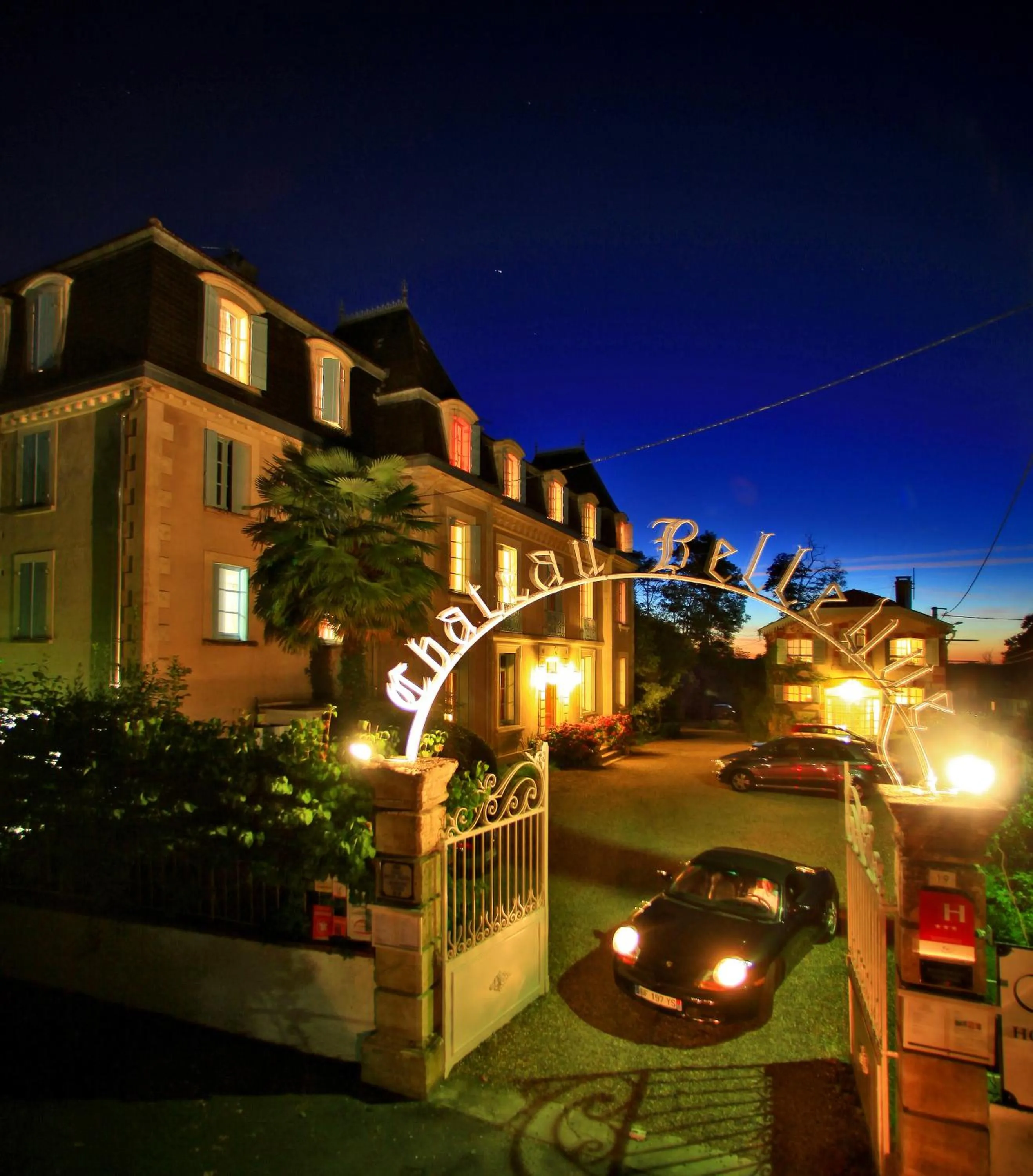Facade/entrance in Logis Hôtel Restaurant Château Bellevue