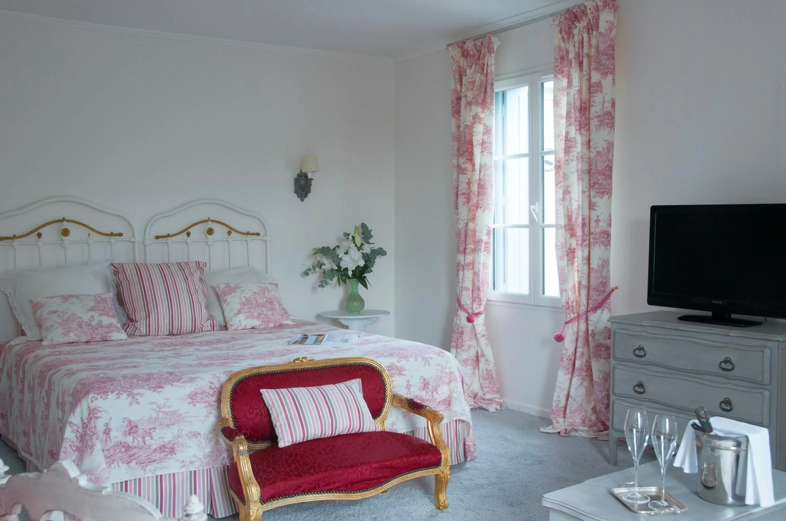 Photo of the whole room, Bed in Logis Hôtel Restaurant Château Bellevue