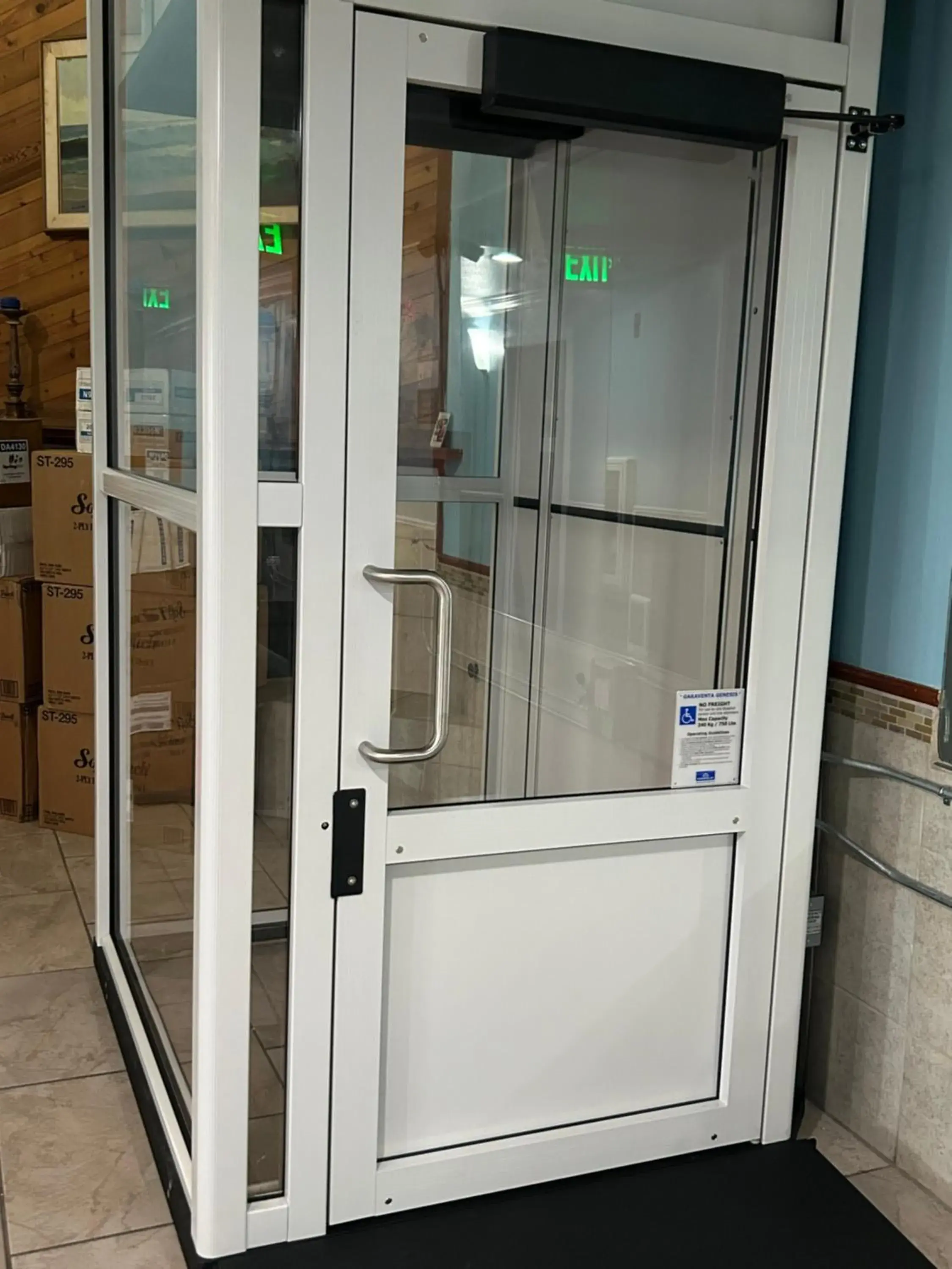 elevator in Marina Inn Des Moines / SeaTac elevator in Marina Inn Des Moines / SeaTac