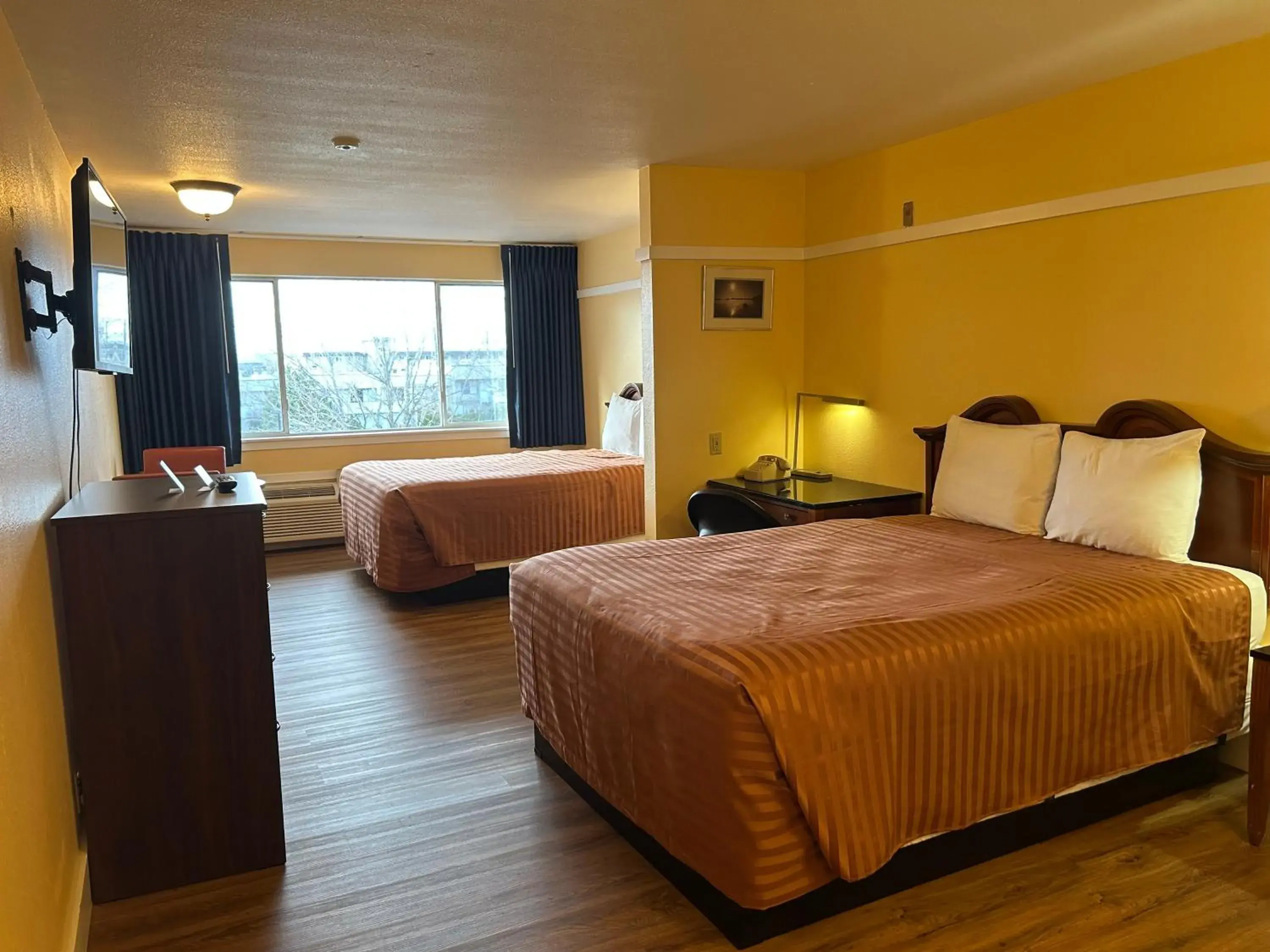 Bed in Marina Inn Des Moines / SeaTac Bed in Marina Inn Des Moines / SeaTac