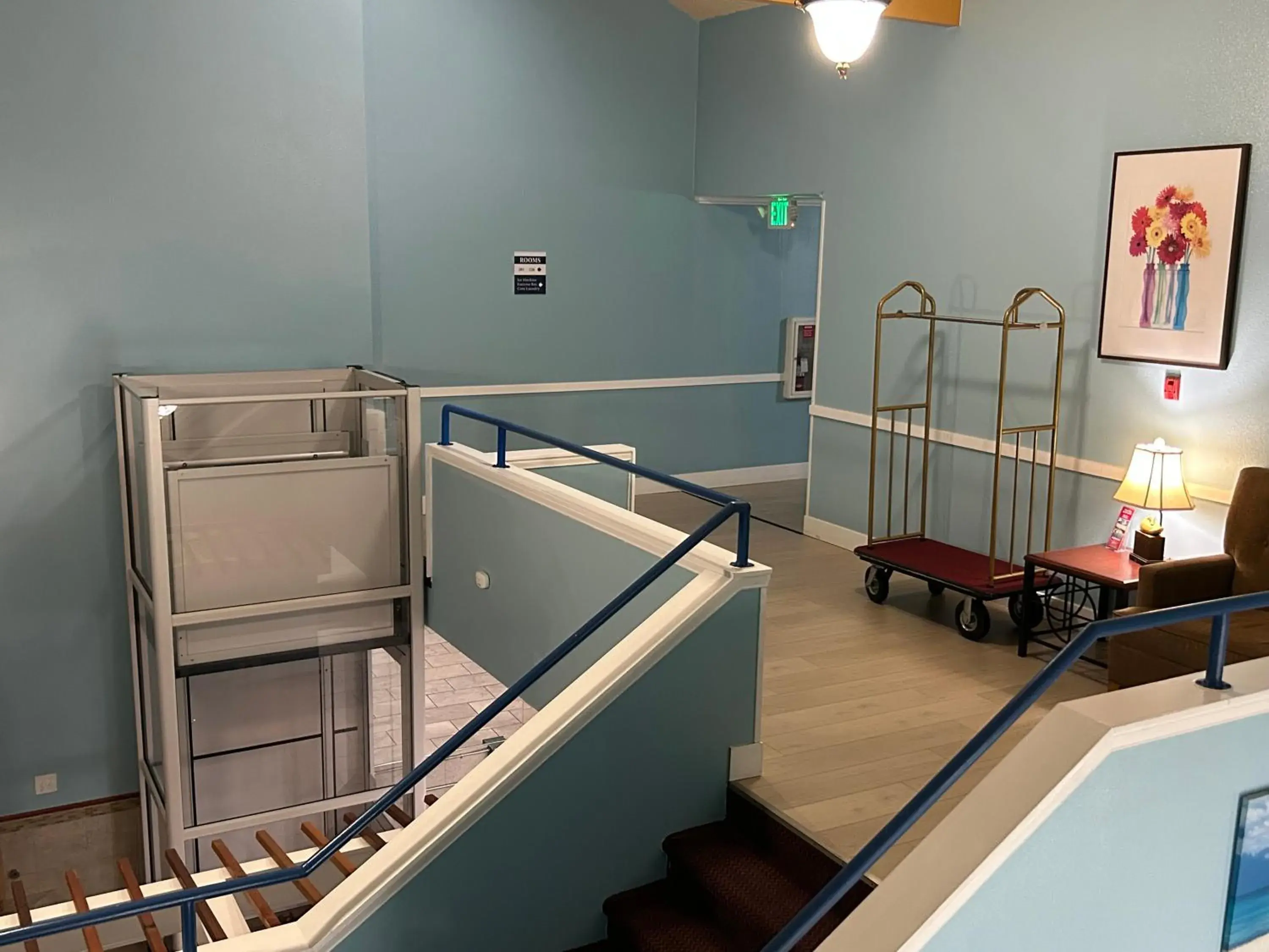 elevator in Marina Inn Des Moines / SeaTac elevator in Marina Inn Des Moines / SeaTac