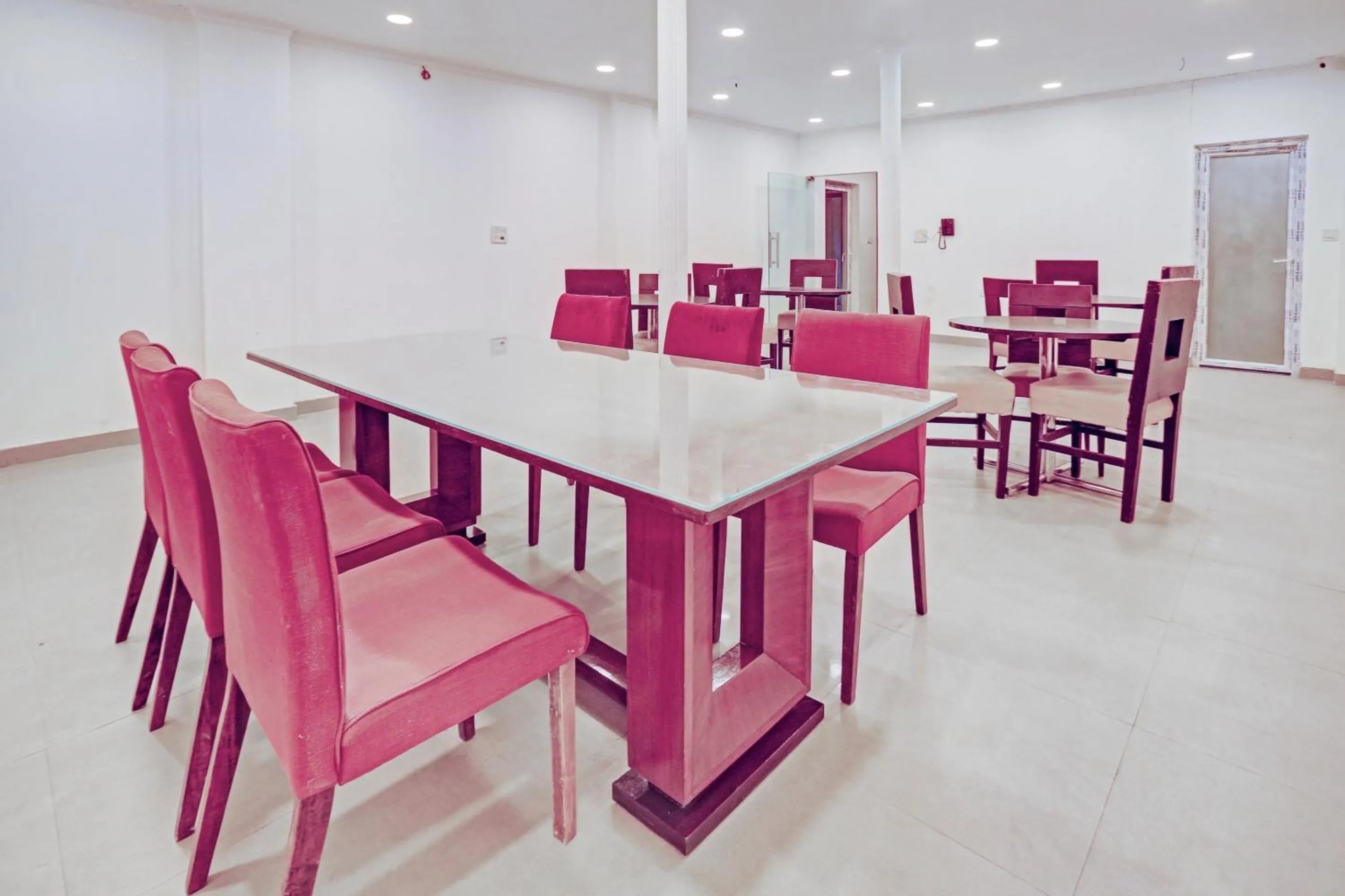 Facade/entrance in Collection O One Hotel