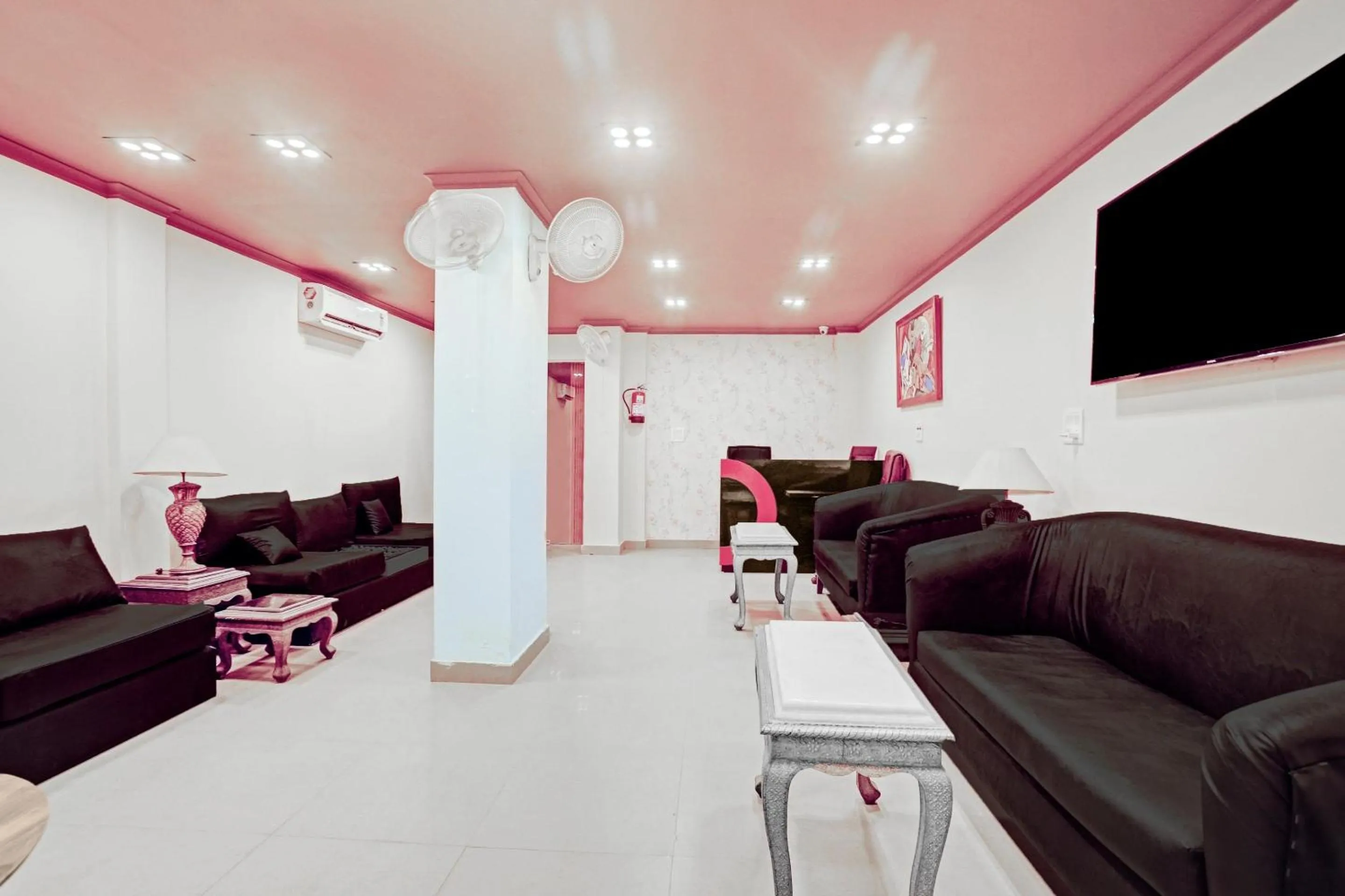 Lobby or reception in Collection O One Hotel