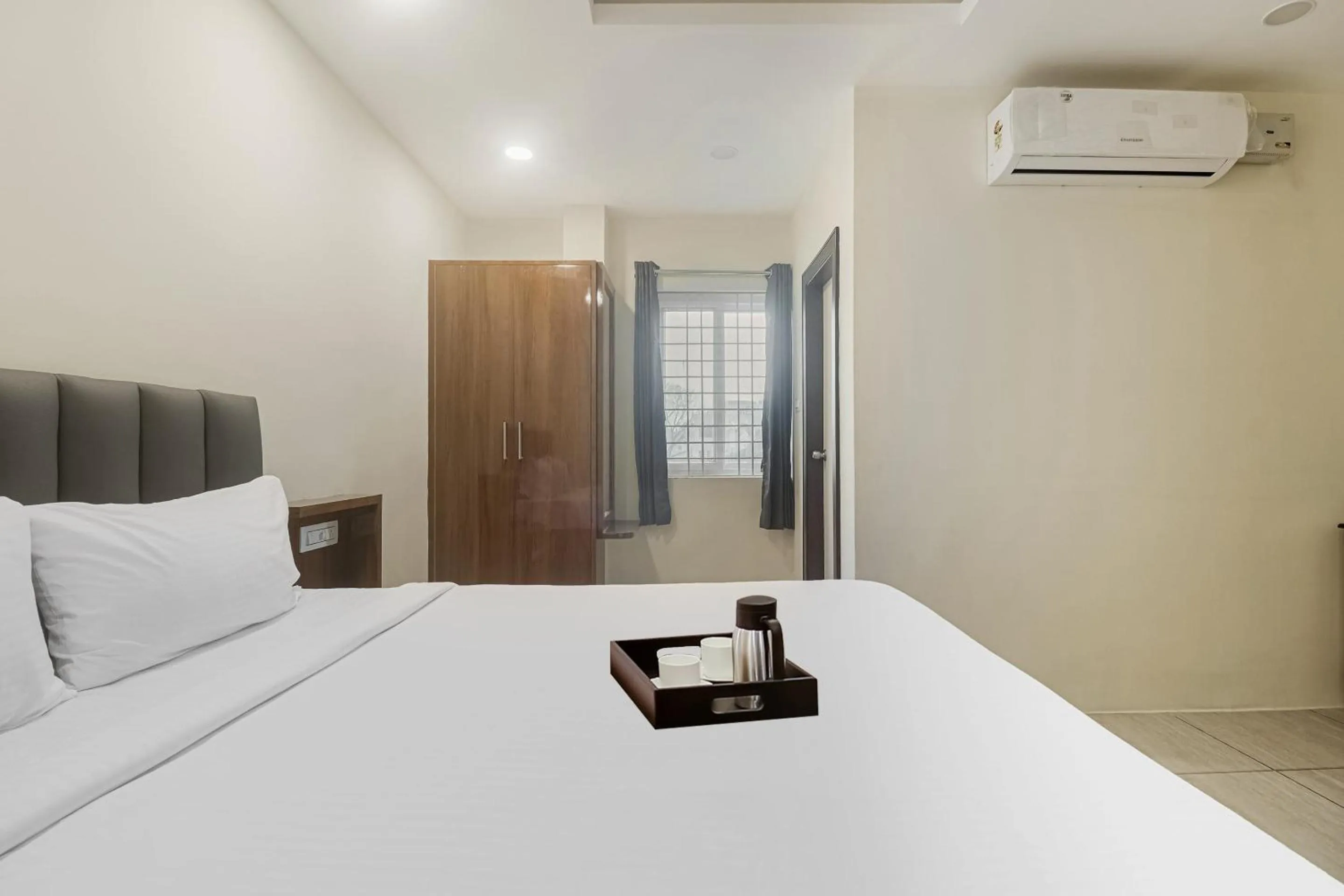 Bedroom, Bed in Townhouse DJ Grand