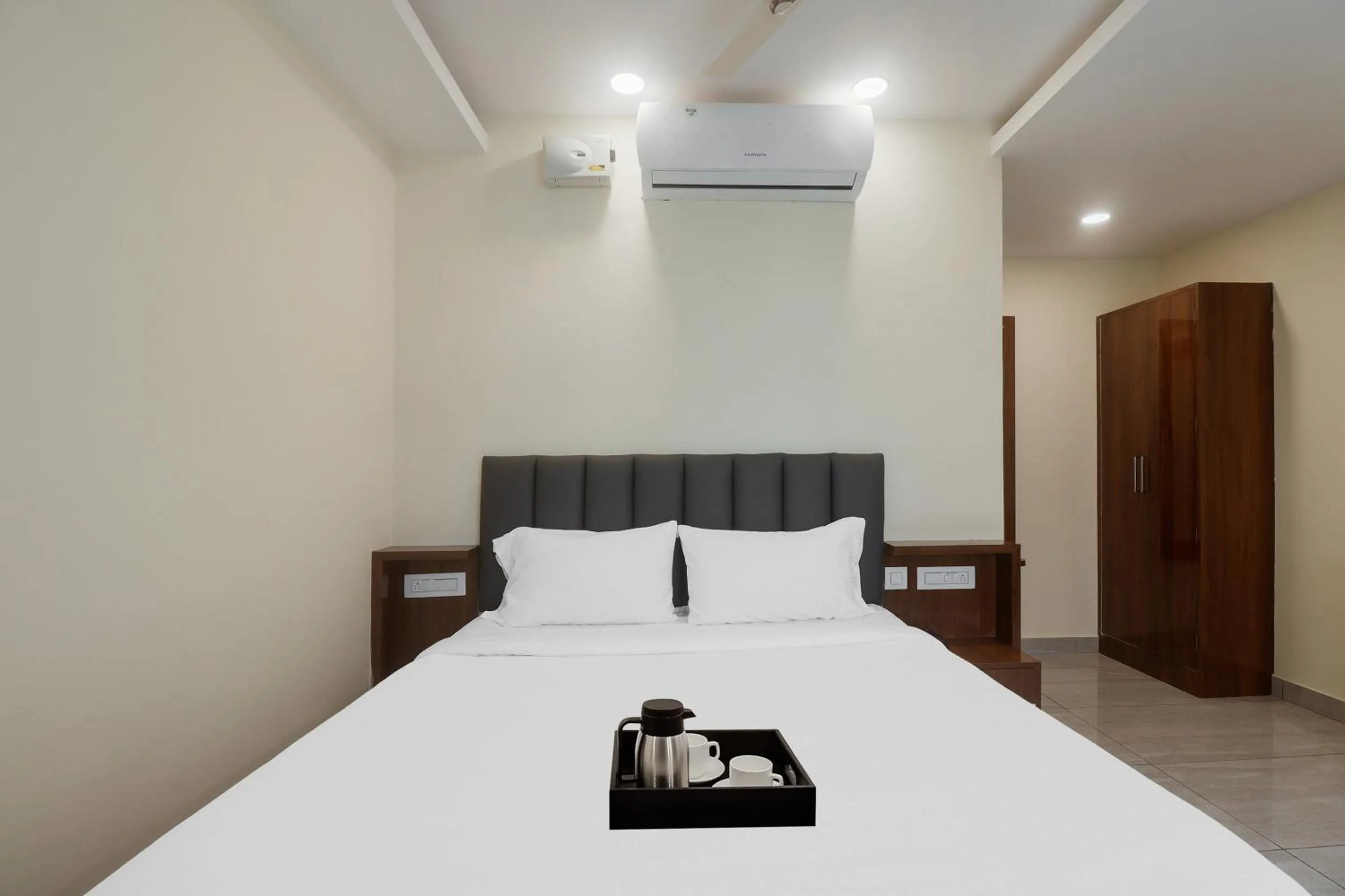 Bedroom, Bed in Townhouse DJ Grand